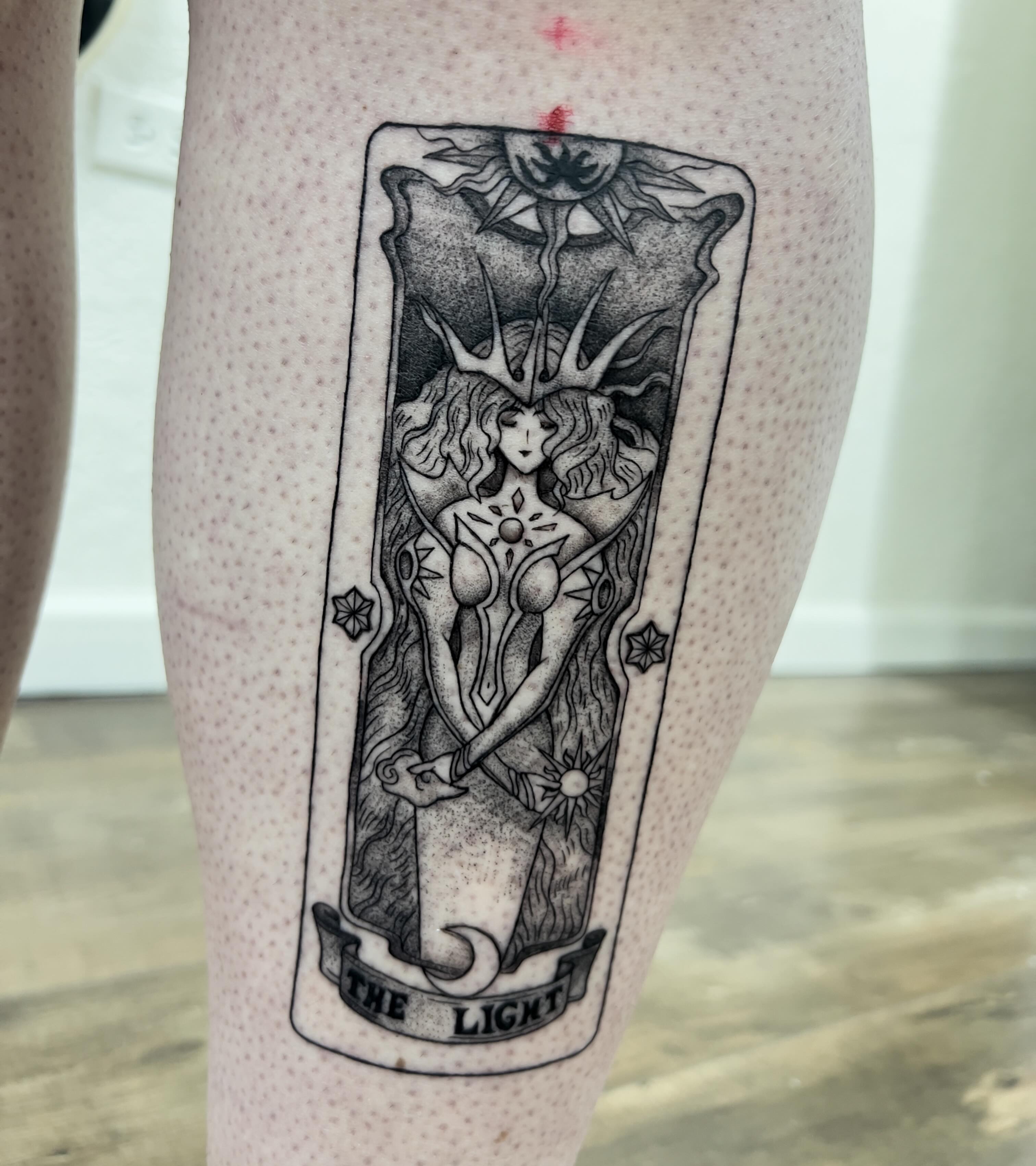 The light dotwork tattoo on the calf by Diana García