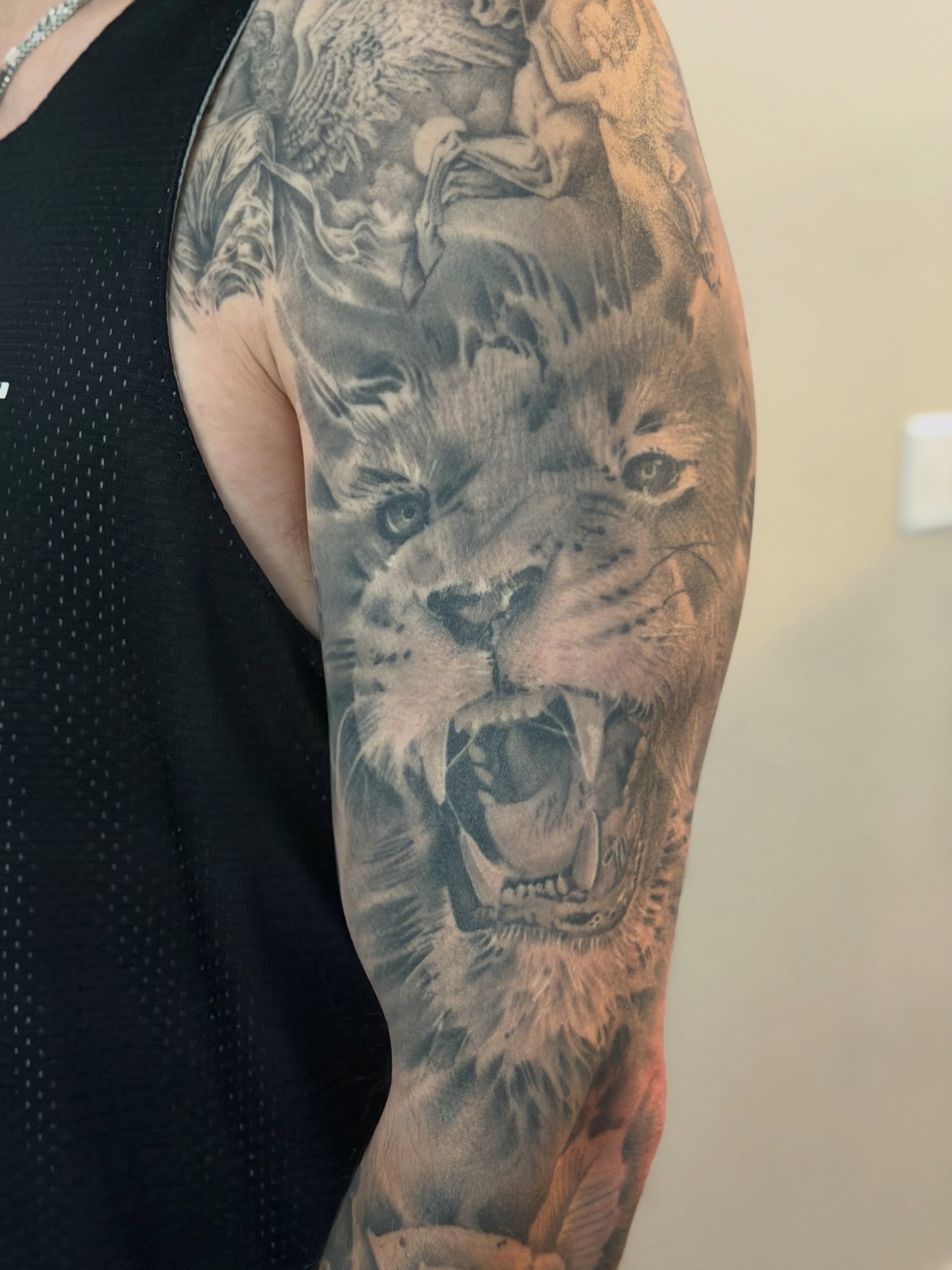 Roaring lion realism tattoo on the forearm by Ray Quinday