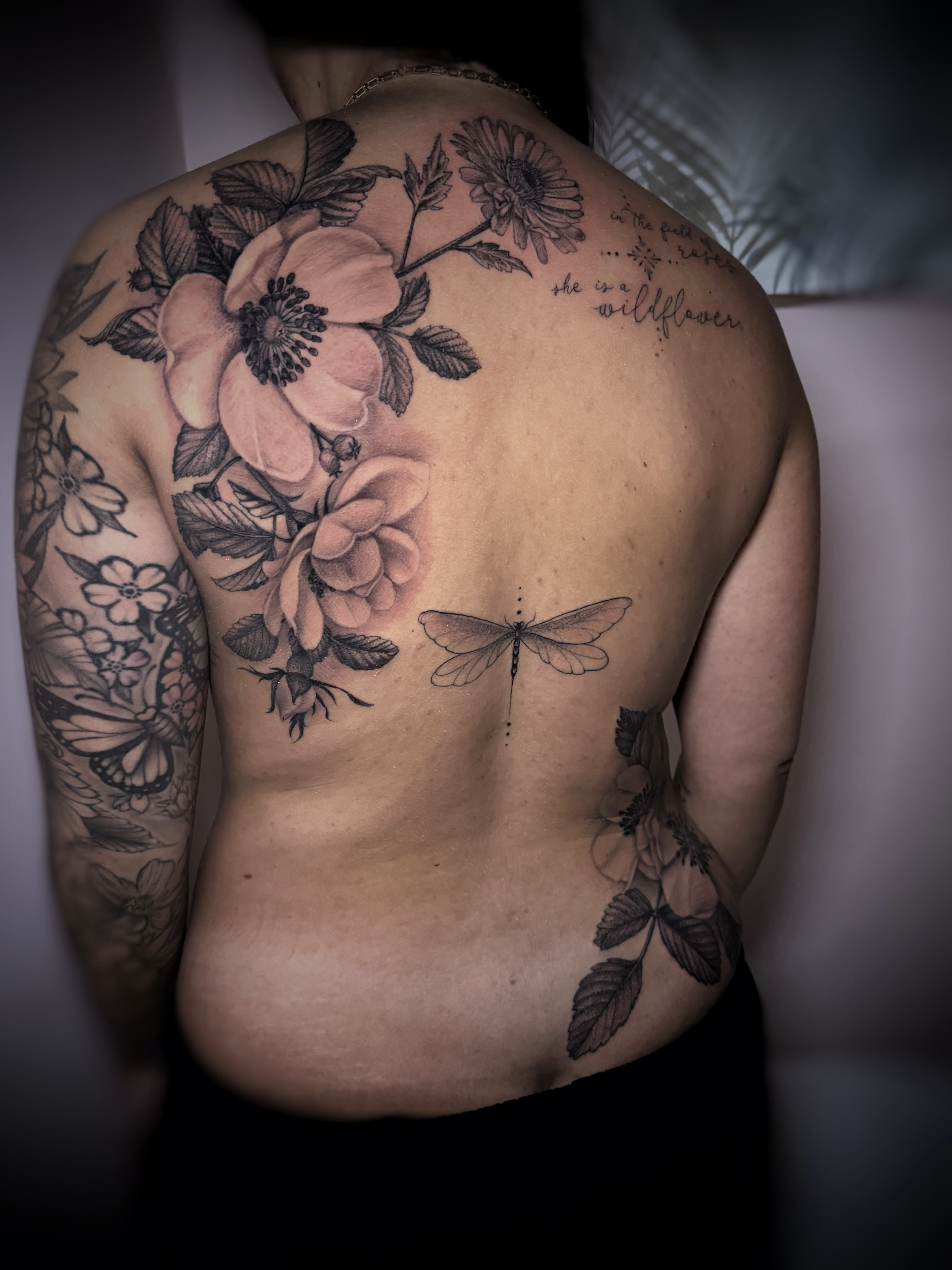 Floral dragonfly realism tattoo on the back by sam cedar geller 🐝