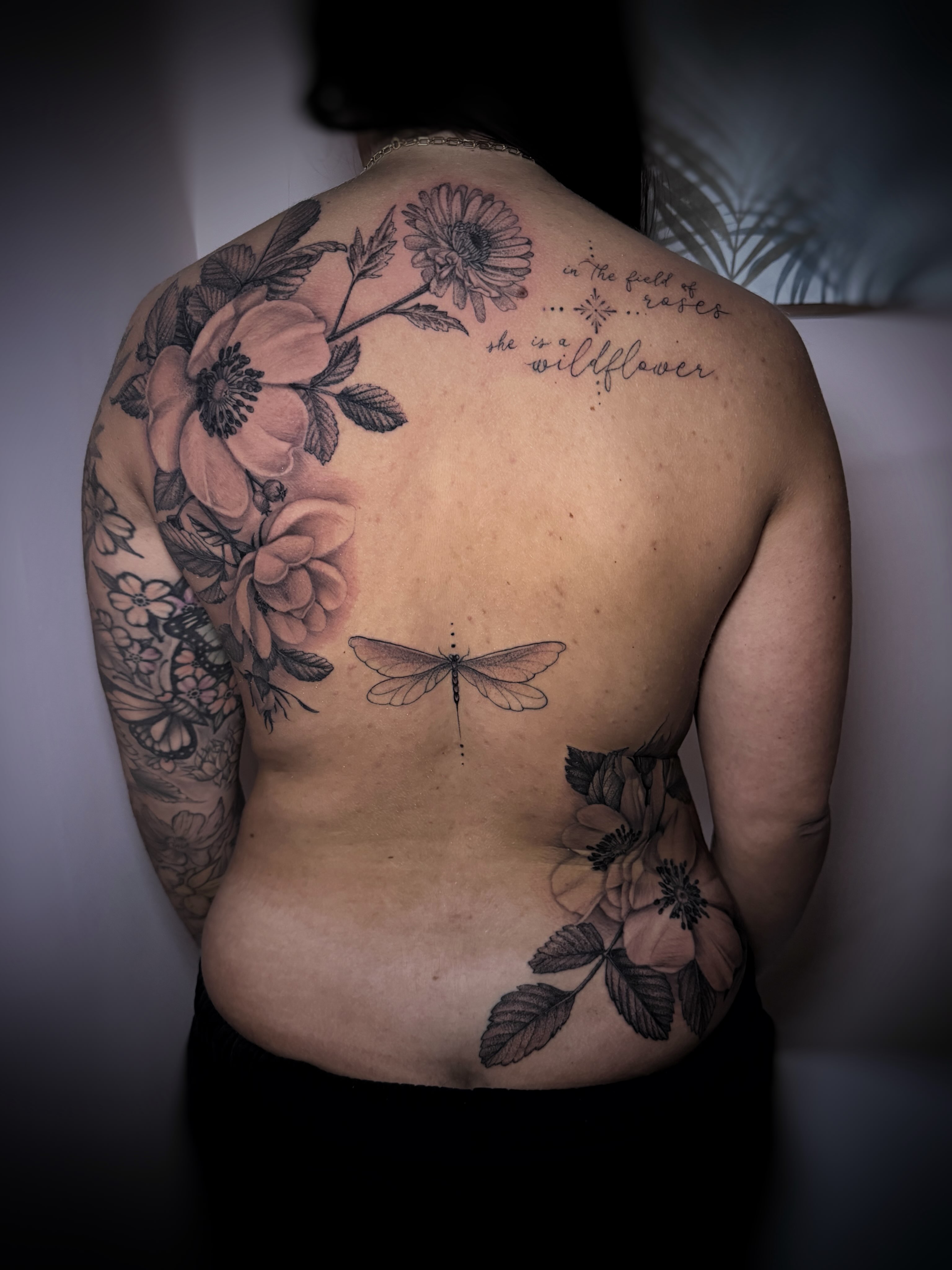 Floral and dragonfly black and grey tattoo on the back by sam cedar geller 🐝