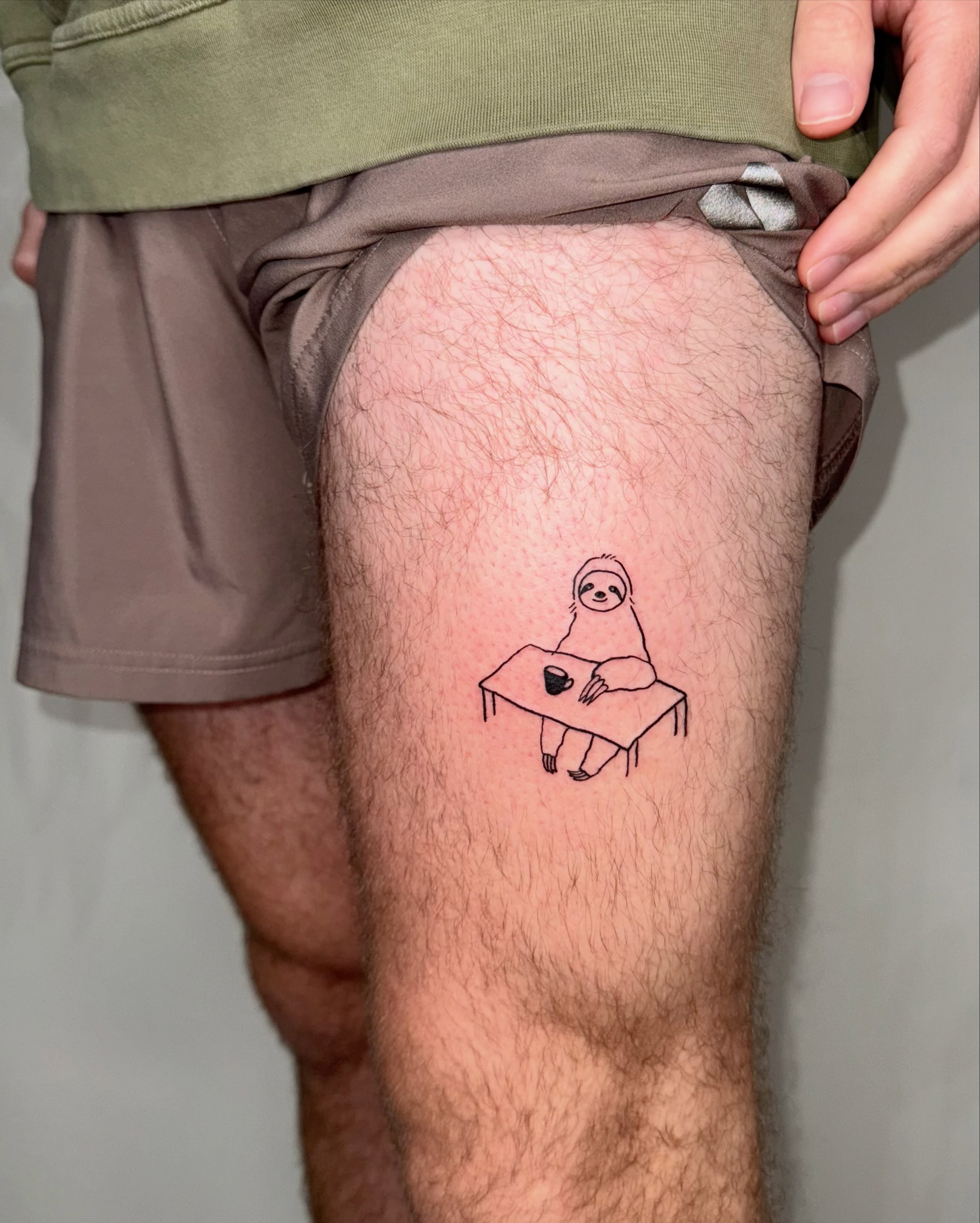 Sloth minimalist tattoo on the thigh by 림구타투