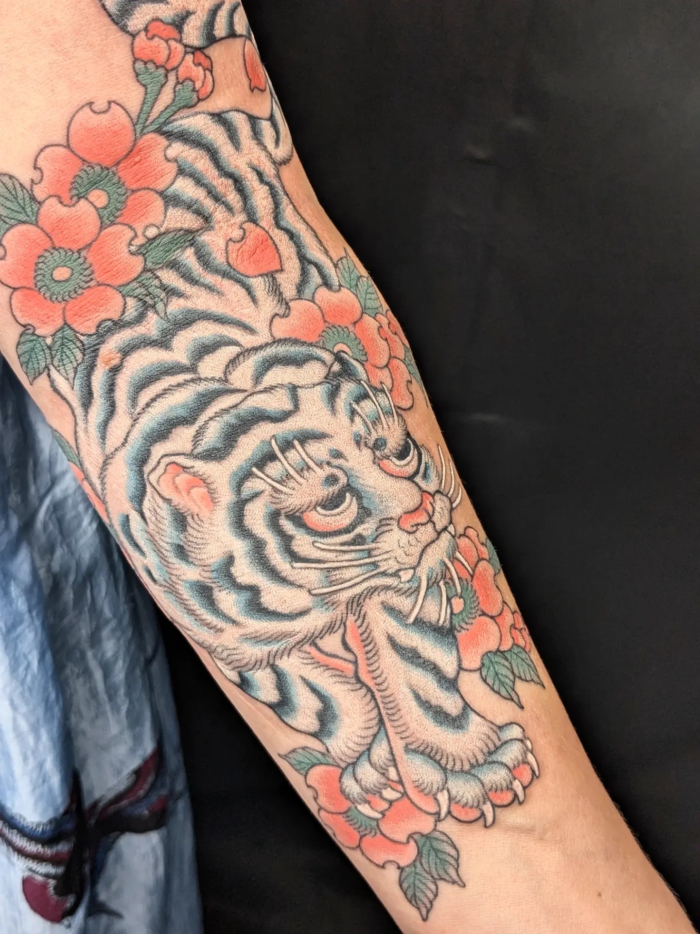 Tiger and flowers japanese irezumi tattoo on the forearm by bluebird Kyoto 京都 五条楽園