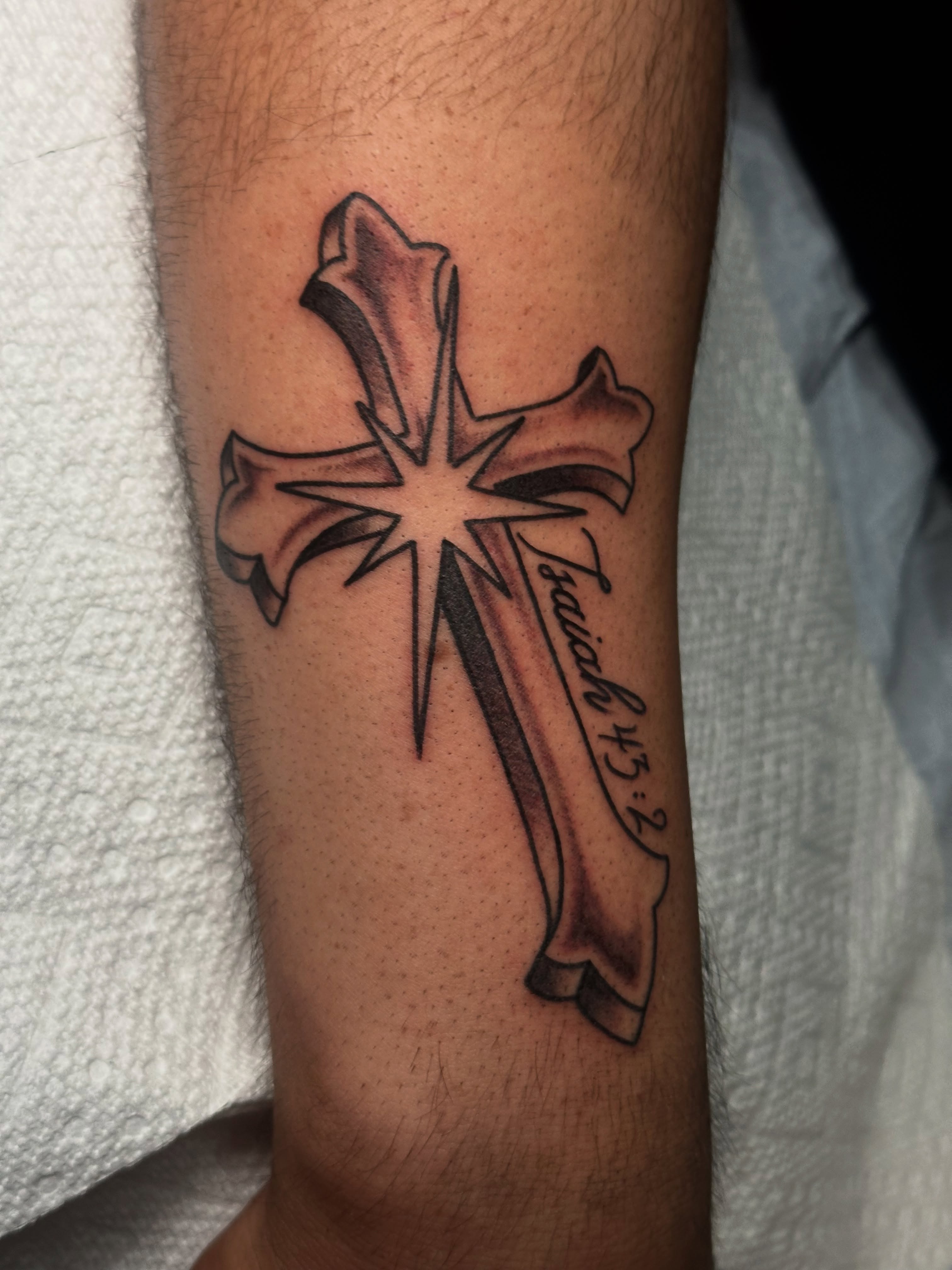 Cross black and grey tattoo on the forearm by 🕸🎚 𝑺𝑨𝑵𝑻𝑰 𝑺𝑬𝑽𝑬𝑵𝑺 🎚🕸🇫🇯