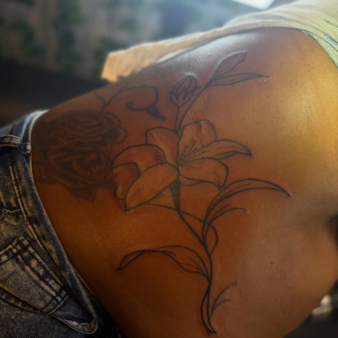 Lily and rose black and grey tattoo on the shoulder by Khemar InspiredByLife 🇯🇲