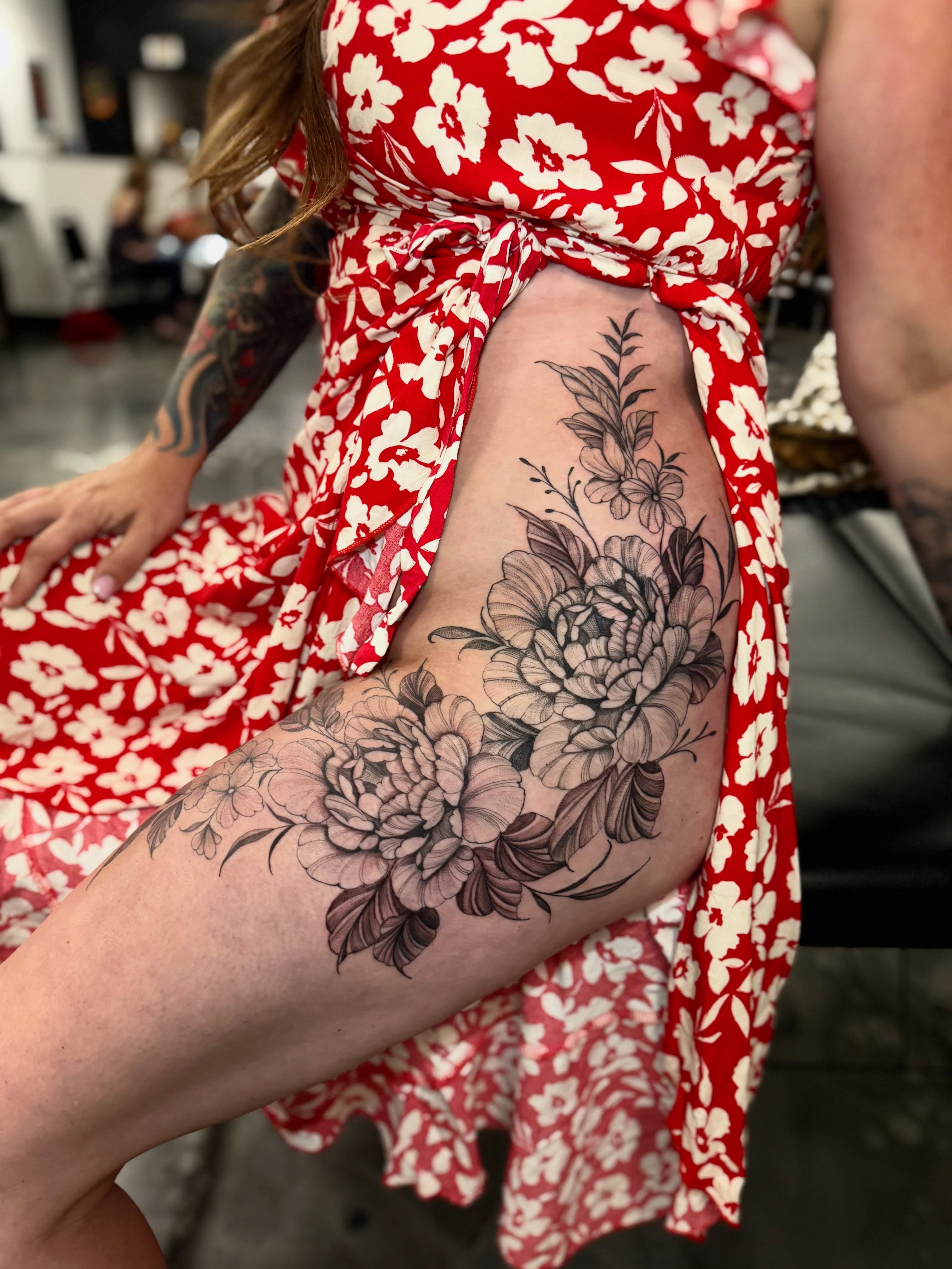 Floral bouquet black and grey tattoo on the thigh by Paola Pineda Tattoo, Knoxville, Tennessee