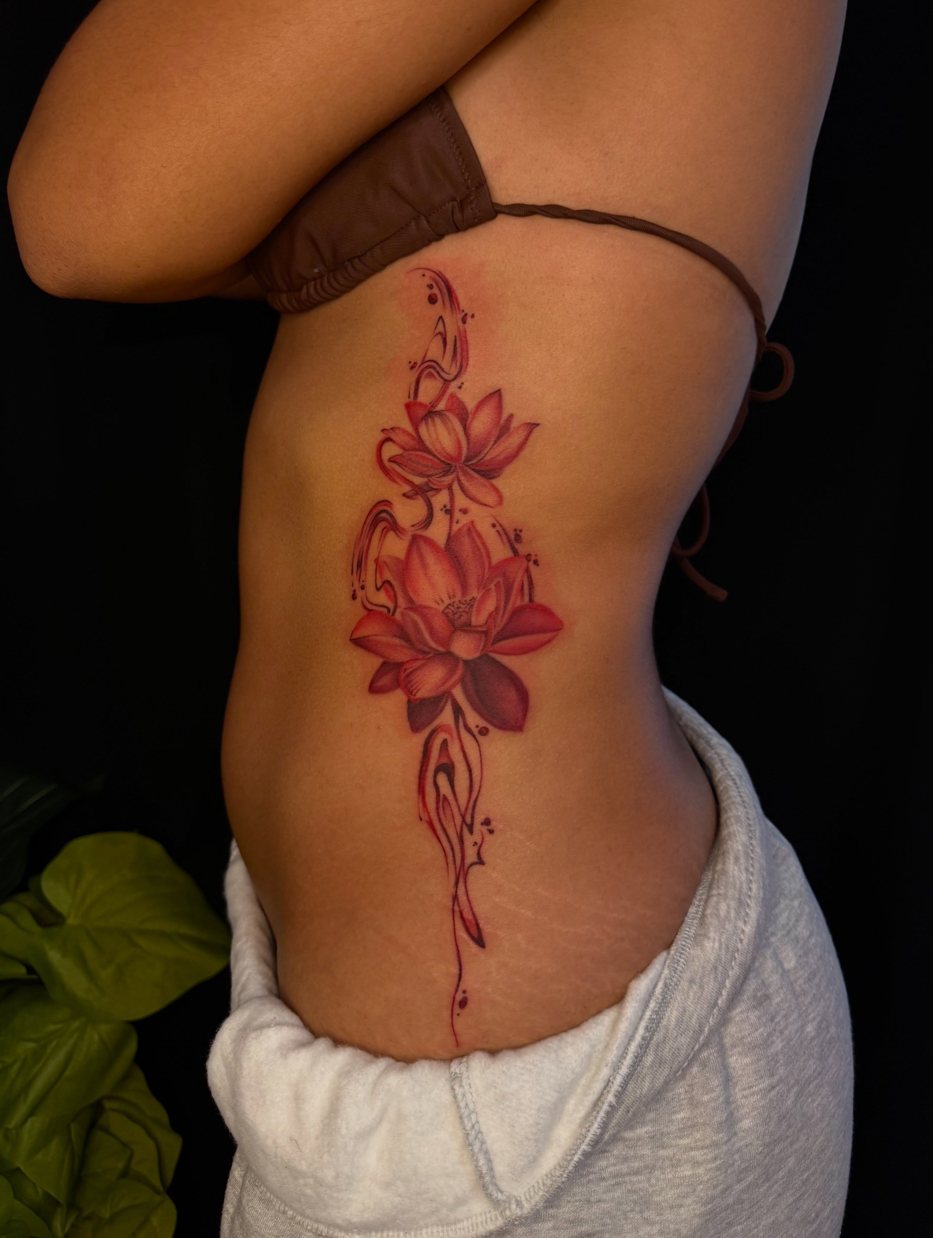 Lotus flowers new school tattoo on the ribs by 𝙷𝚊𝚒𝚕𝚎𝚢 𝙷𝚊𝚛𝚎𝚗 ✯ 𝙽𝙴 𝙾𝚑𝚒𝚘 𝚃𝚊𝚝𝚝𝚘𝚘 𝙰𝚛𝚝𝚒𝚜𝚝