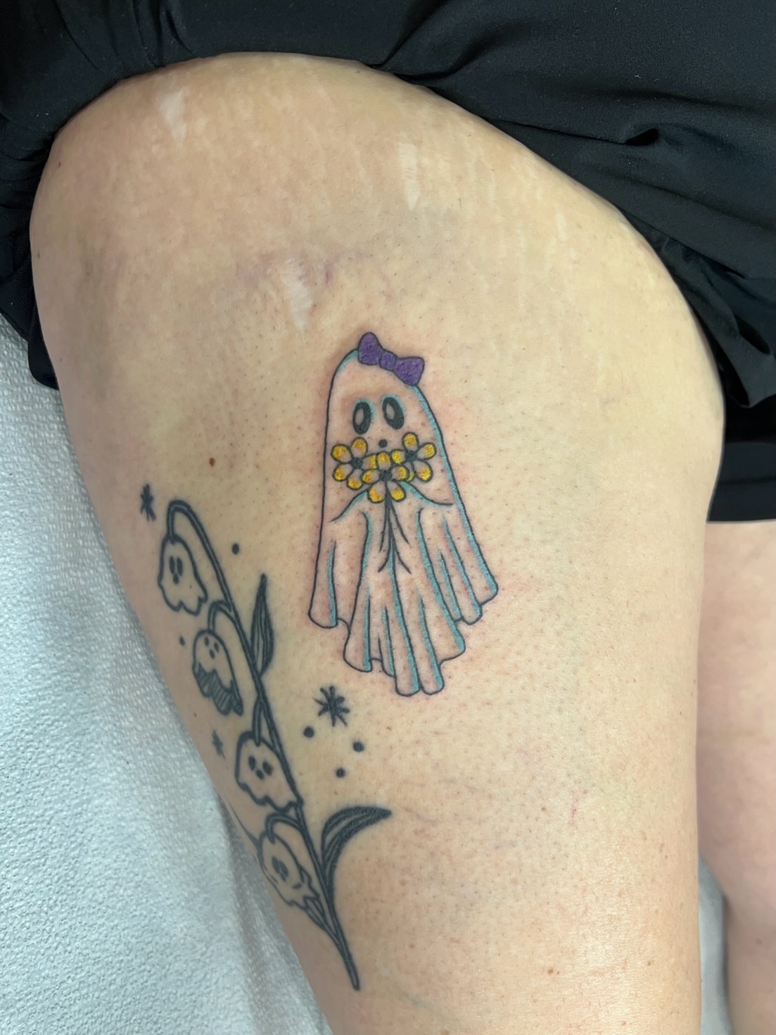Ghost with flowers new school tattoo on the thigh by ๐๐ฒ๐ต๐ ๐๐ช๐พ๐ป๐ฒ๐ต๐ช ๐ฃ๐ช๐ฝ๐ฝ๐ธ๐ธ๐ผ