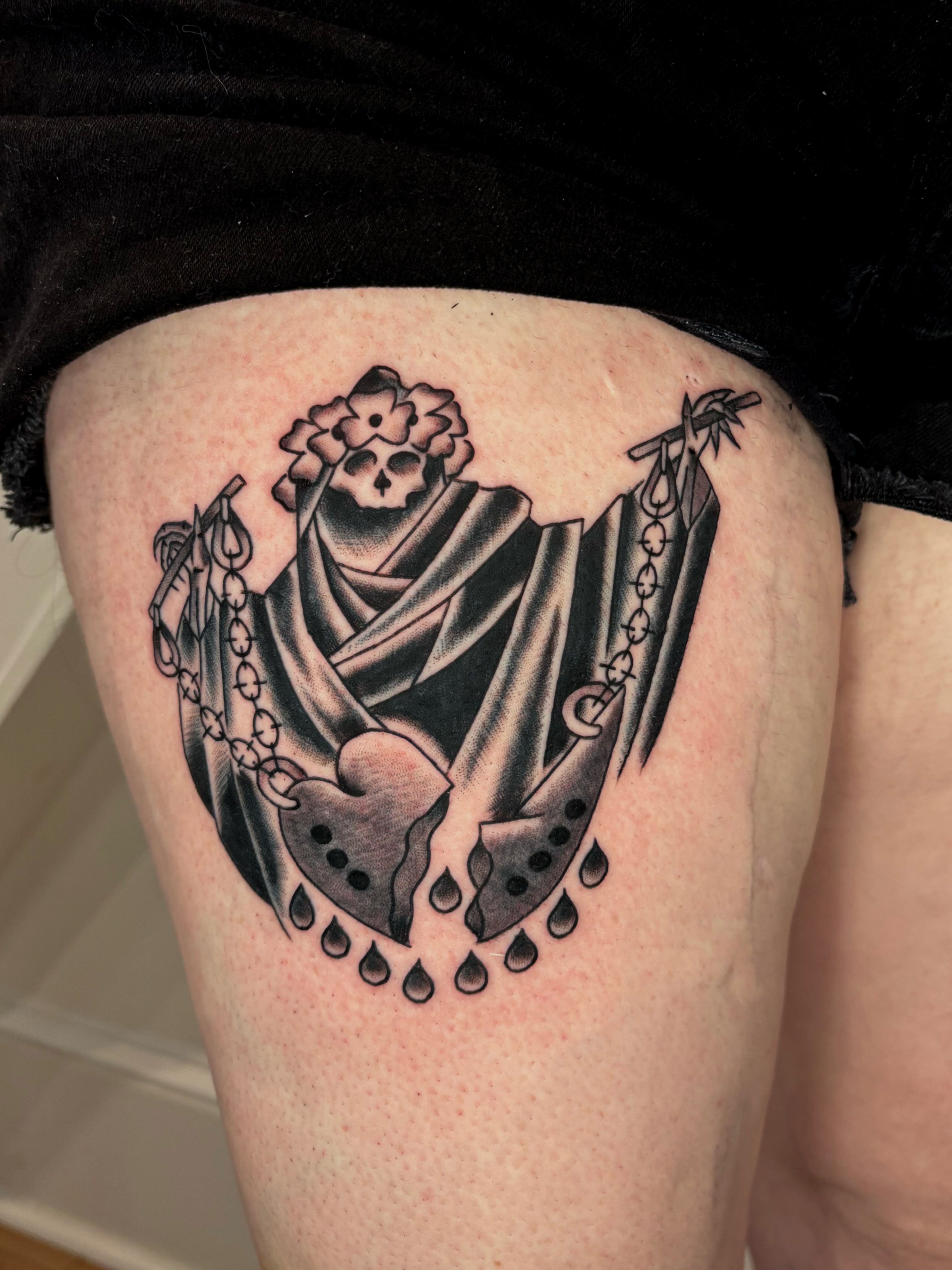 Skull and roses black and grey tattoo on the thigh by Evan Bisso, Philadelphia, Pennsylvania