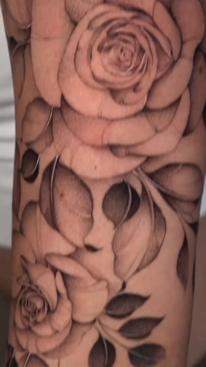 Roses and leaves realism tattoo by Bel Fernandez