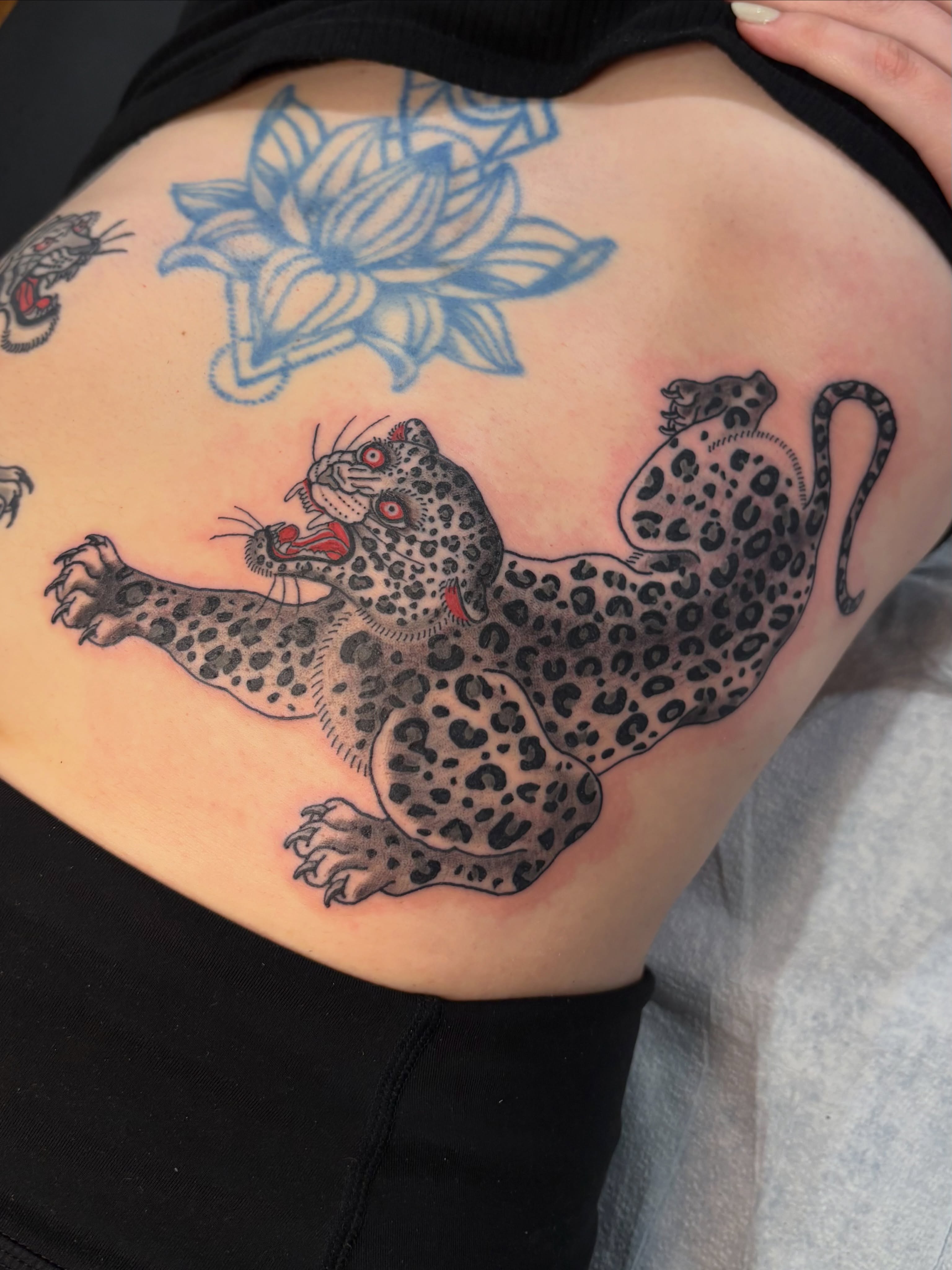 Leopard black and grey tattoo on the thigh by 𝓰𝓲𝓷𝓪 𝓼𝓮𝓻𝓹𝓮𝓷𝓽𝓲𝓷𝓪