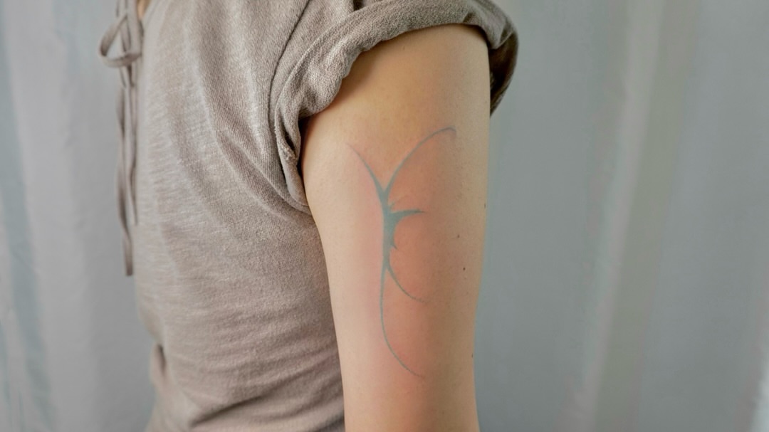 Abstract design geometric tattoo on the upper arm by 매실 * handpoke