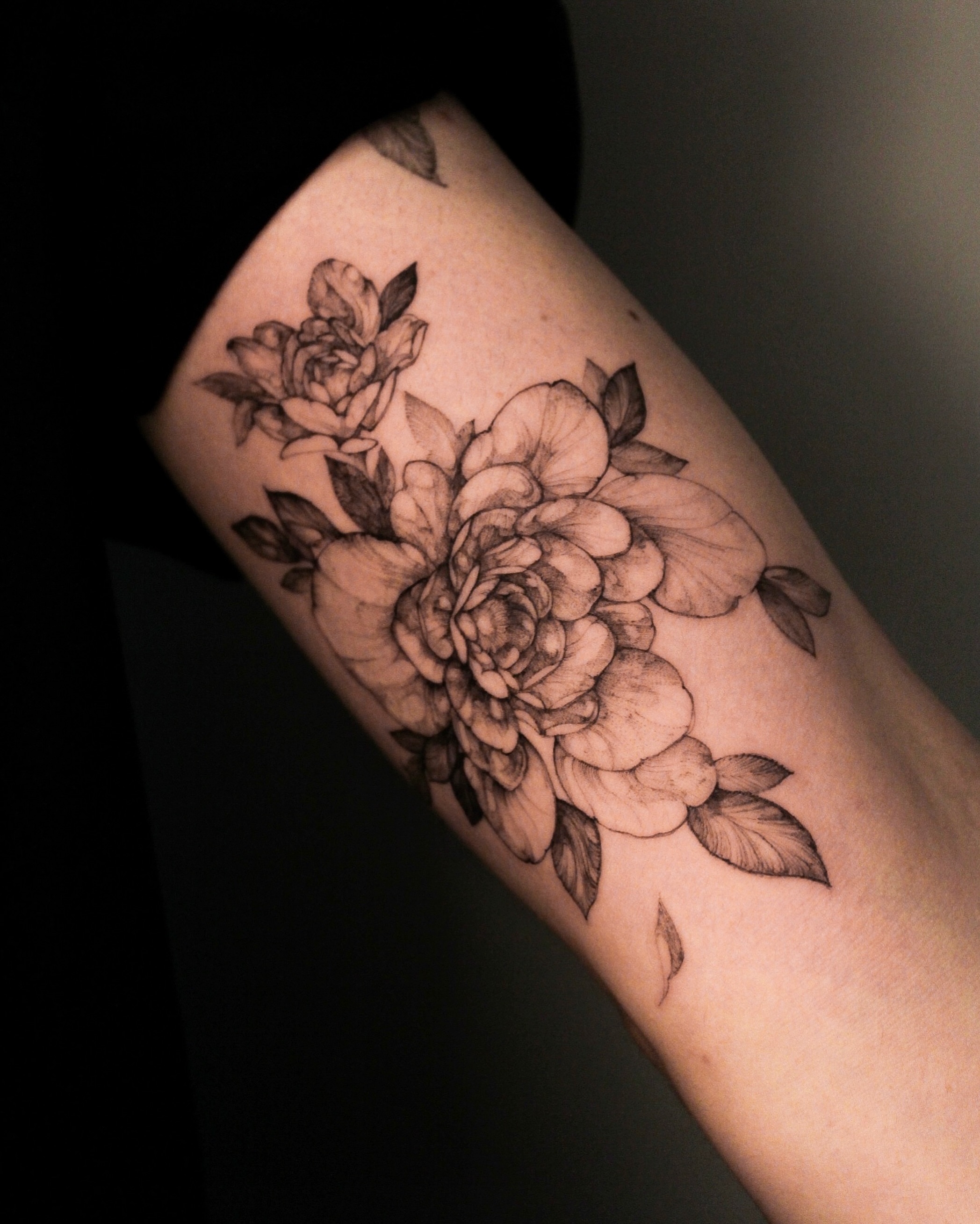 Tattoo by @hynngloomy — black_and_grey