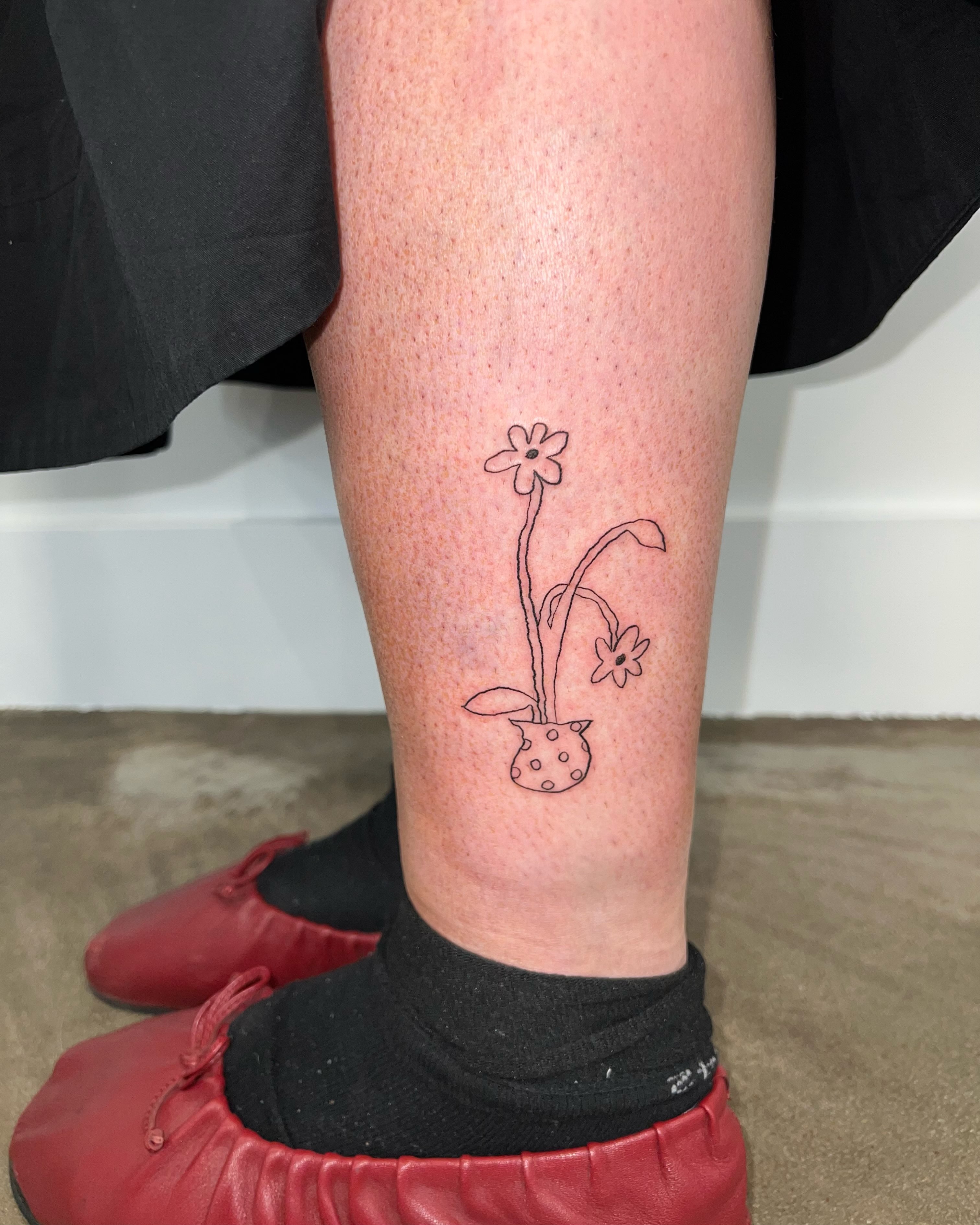 Flower pot minimalist tattoo on the calf by 림구타투
