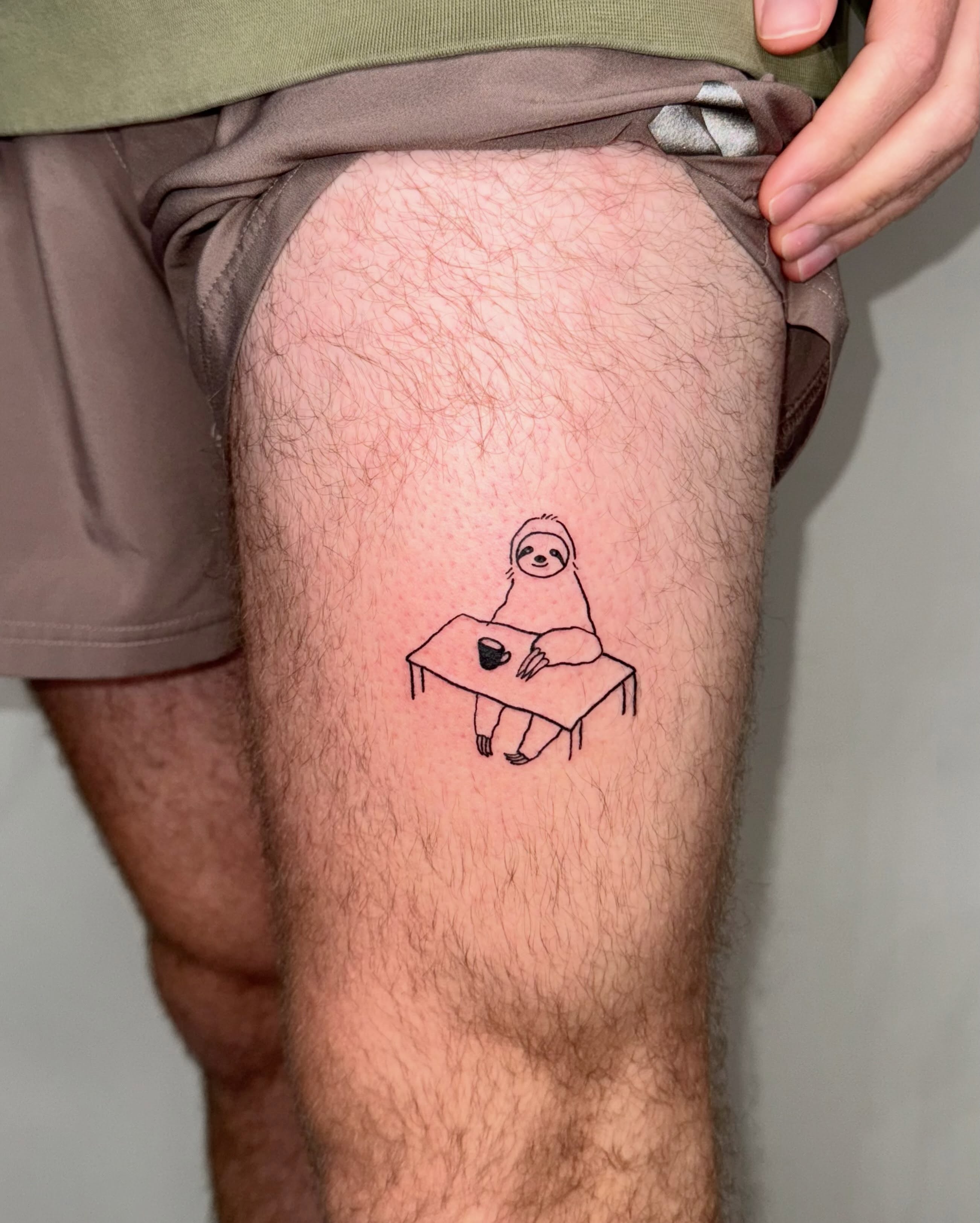 Sloth minimalist tattoo on the thigh by 림구타투