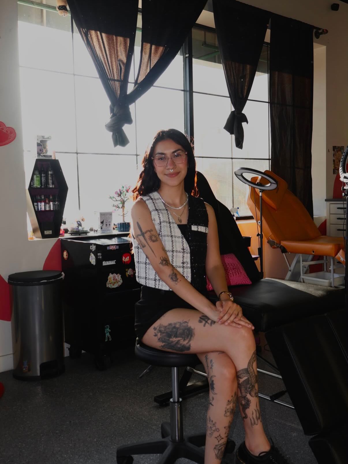 Leg black and grey tattoo on the leg by Daniela