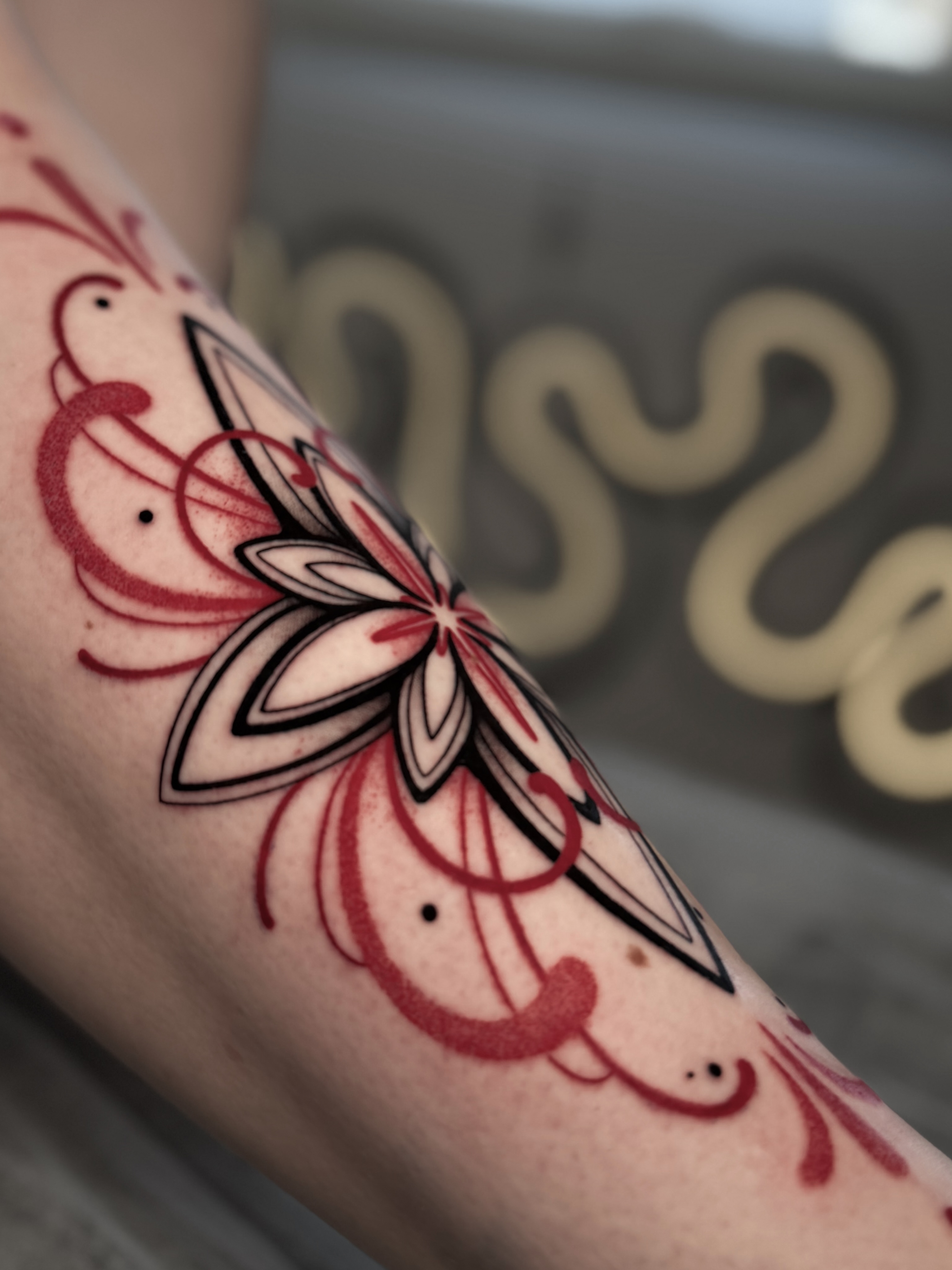 Flower geometric tattoo on the forearm by Gabrieli Folha