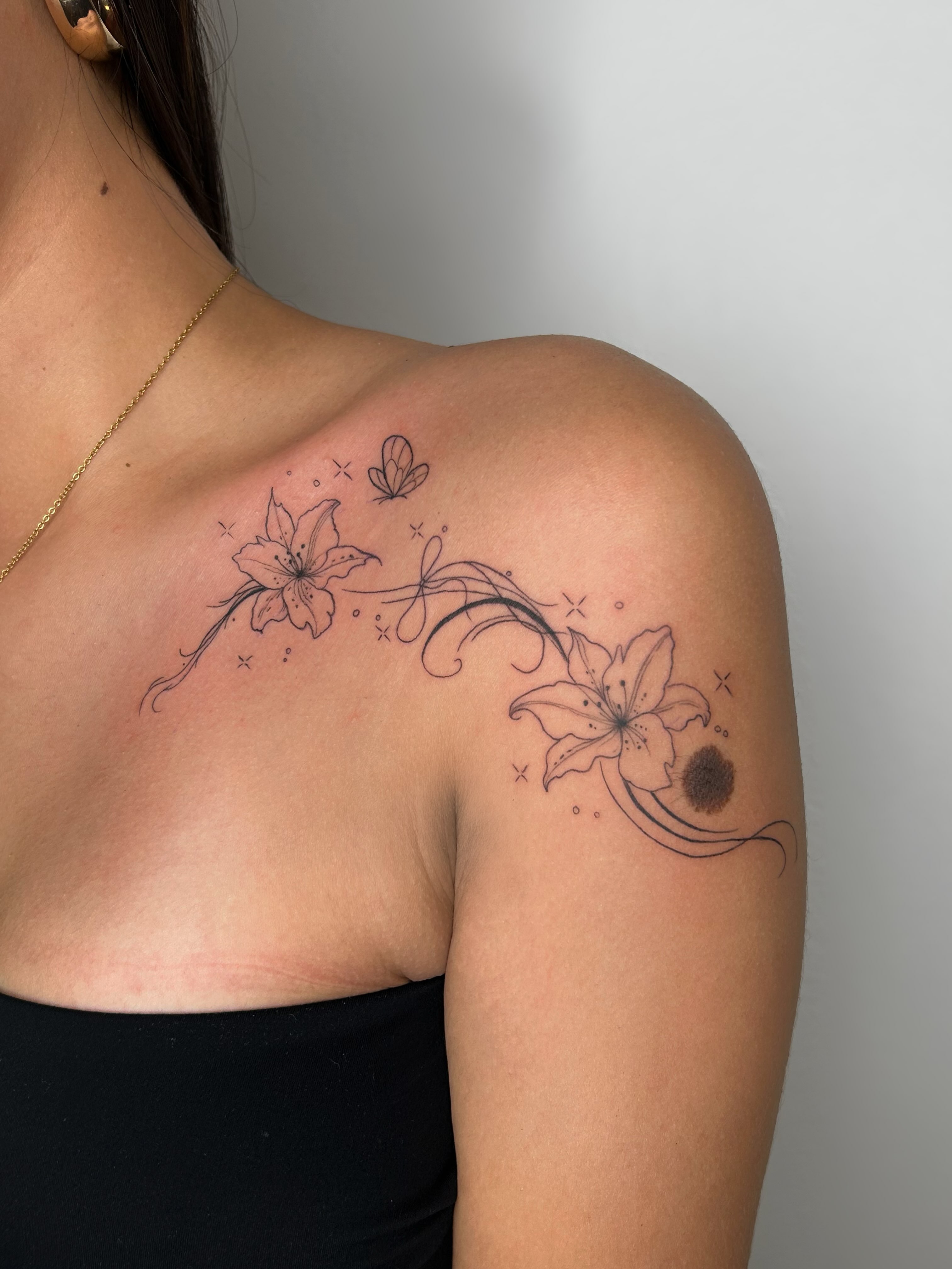 Lilies and butterflies black and grey tattoo on the shoulder by 𝒜𝓇𝓉𝒾𝓈𝓉 𝒟𝒶𝒾𝓈𝓎 ♡
