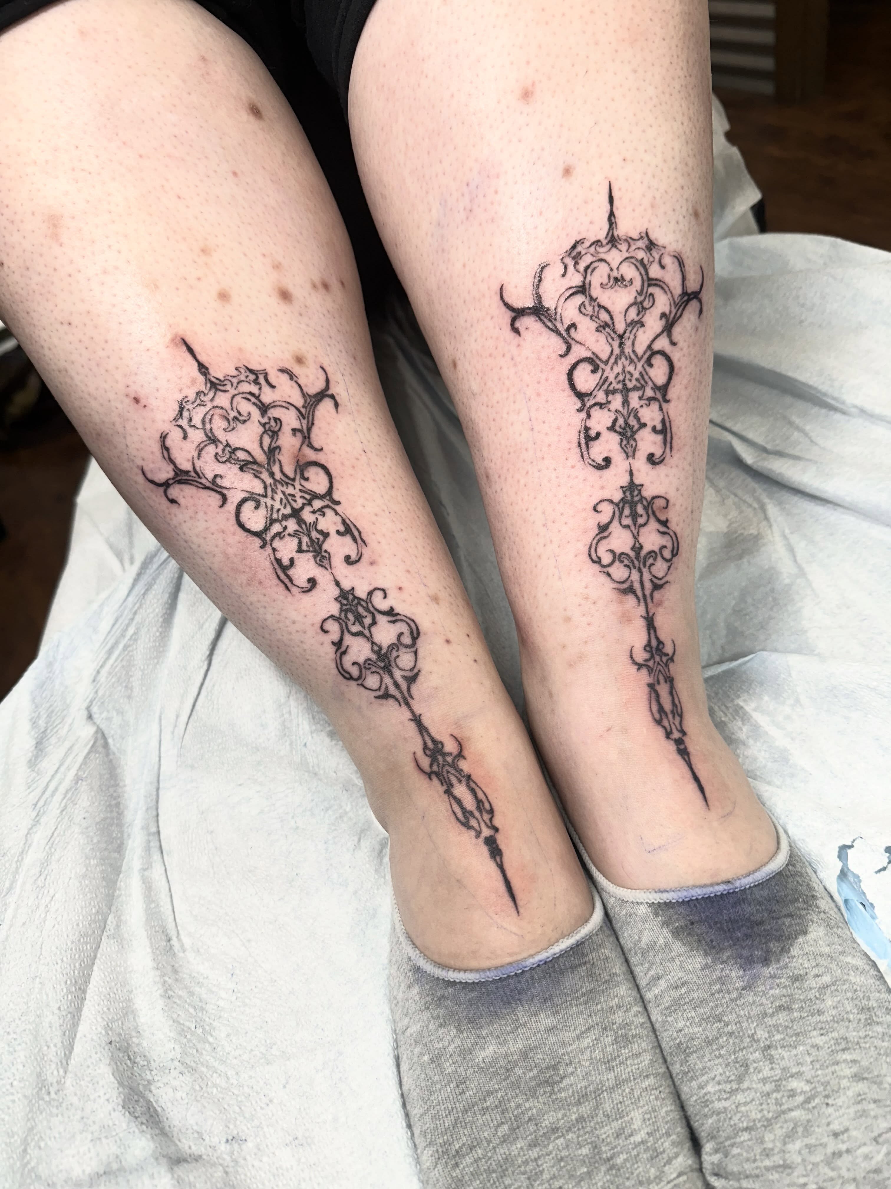 Scrollwork ornamental tattoo on the leg by Isabella π€