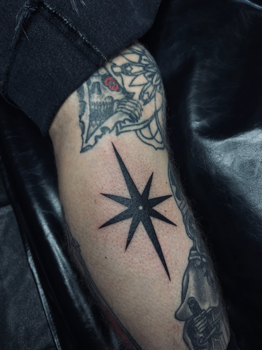 Tattoo by @kolbialexis — blackwork