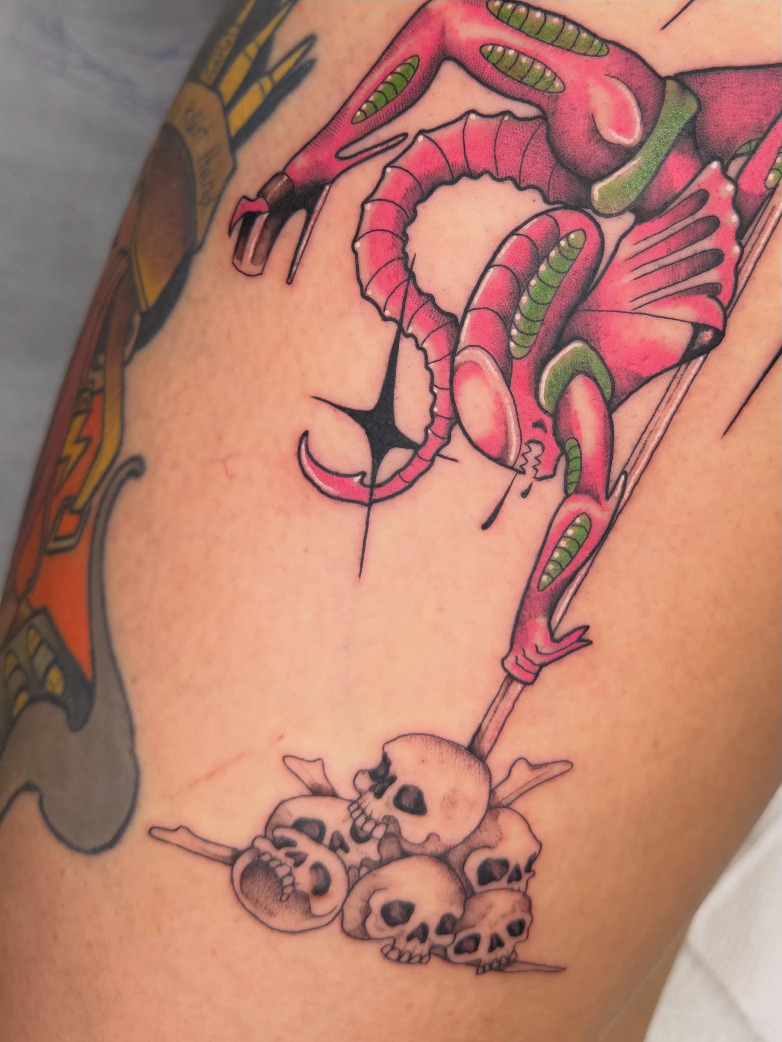 Serpent and skulls American traditional tattoo on the thigh by 𝔓𝔢𝔞𝔠𝔥𝔶 𝔄𝔫𝔰𝔩𝔢𝔶