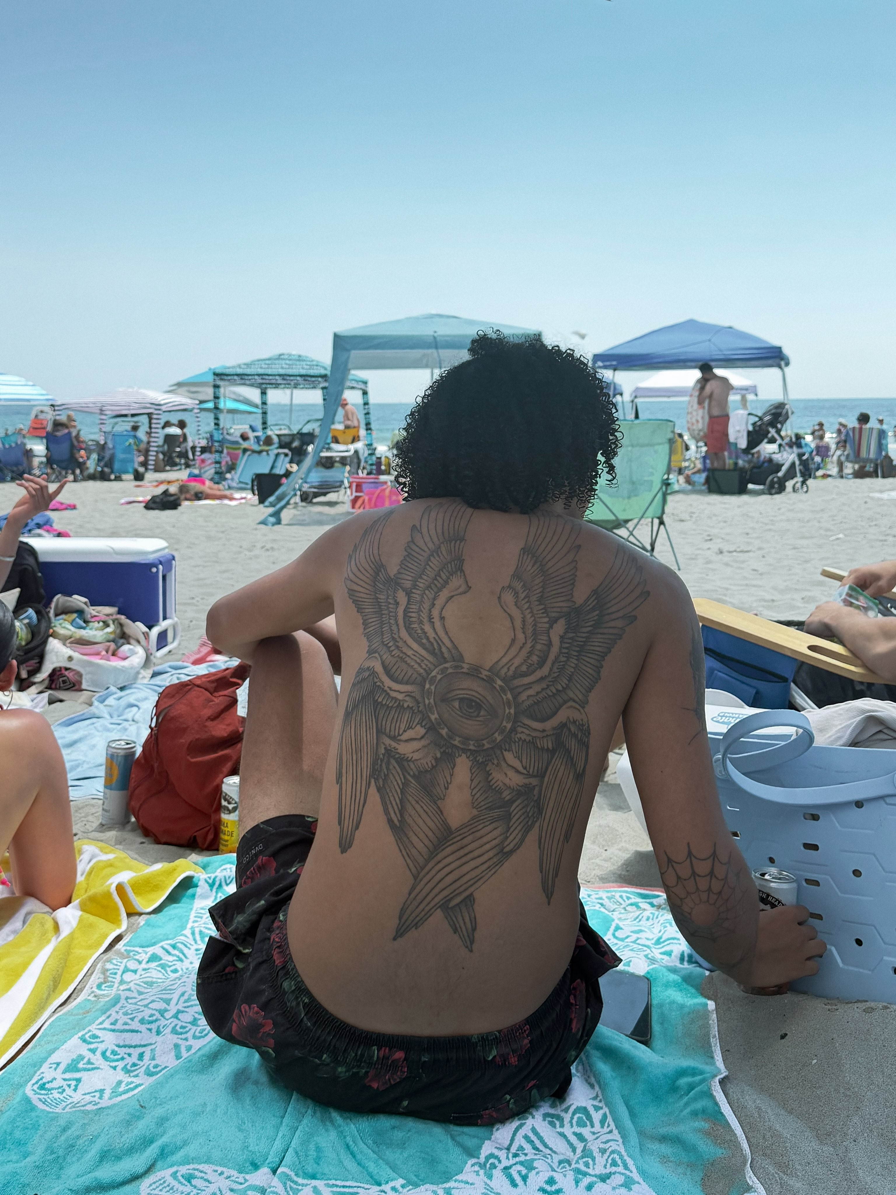 Winged eye neo-traditional tattoo on the back by Arthur Kossoski
