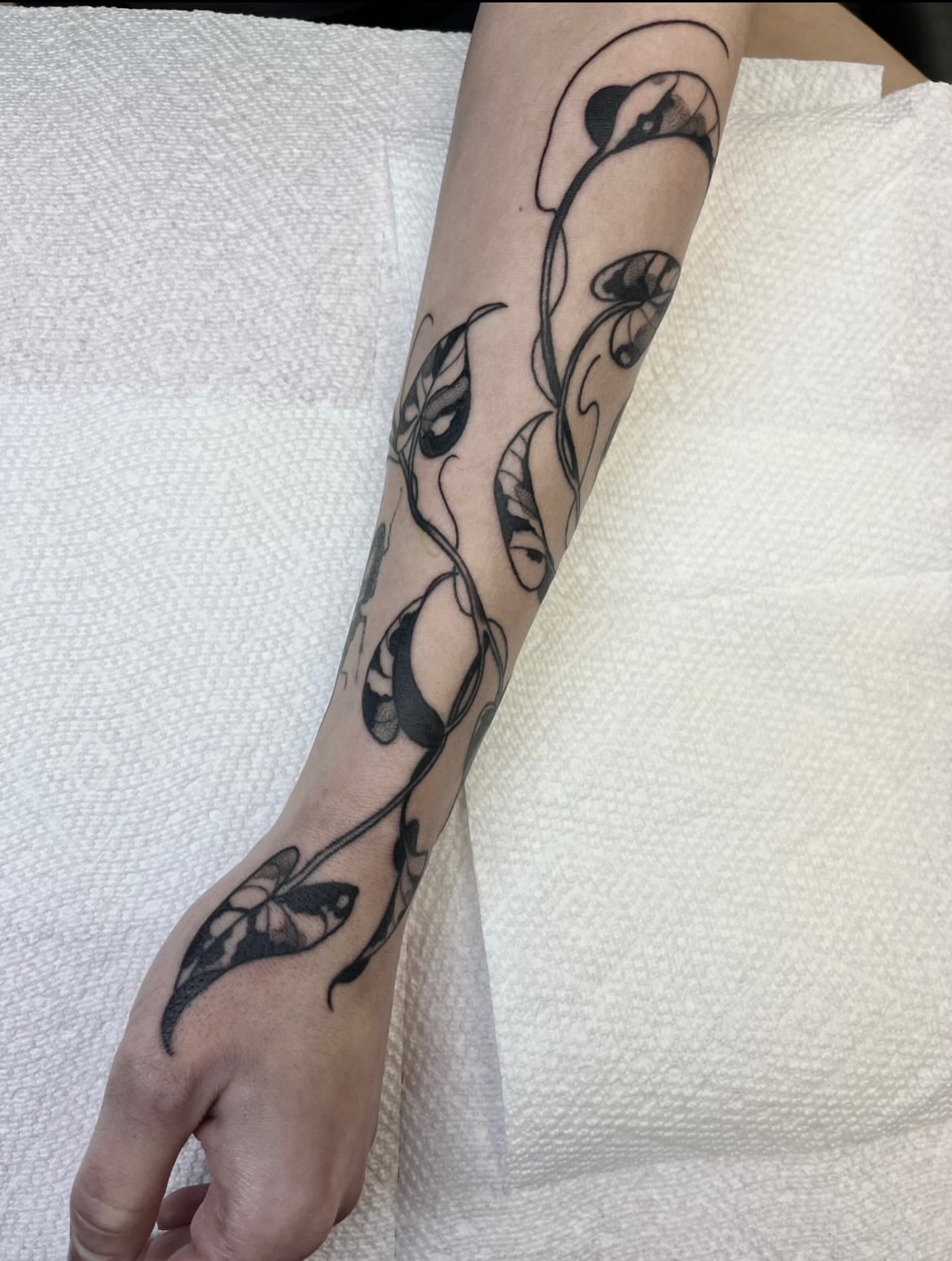 Calla lilies black and grey tattoo on the forearm by ᴴᴬᴺᴺᴬᴴ ᴿᵁᴰᴰᴱᴸᴸ
