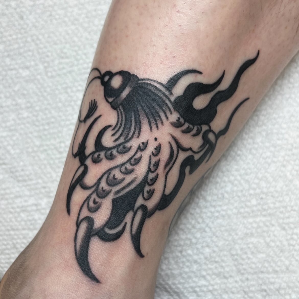 Octopus black and grey tattoo on the forearm by ᴴᴬᴺᴺᴬᴴ ᴿᵁᴰᴰᴱᴸᴸ