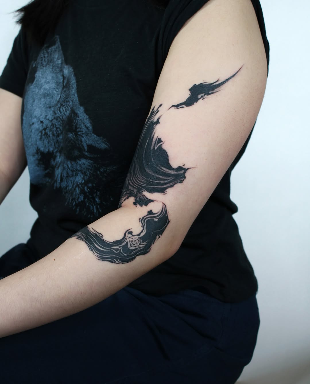 Abstract wave sketch tattoo on the forearm by Piao