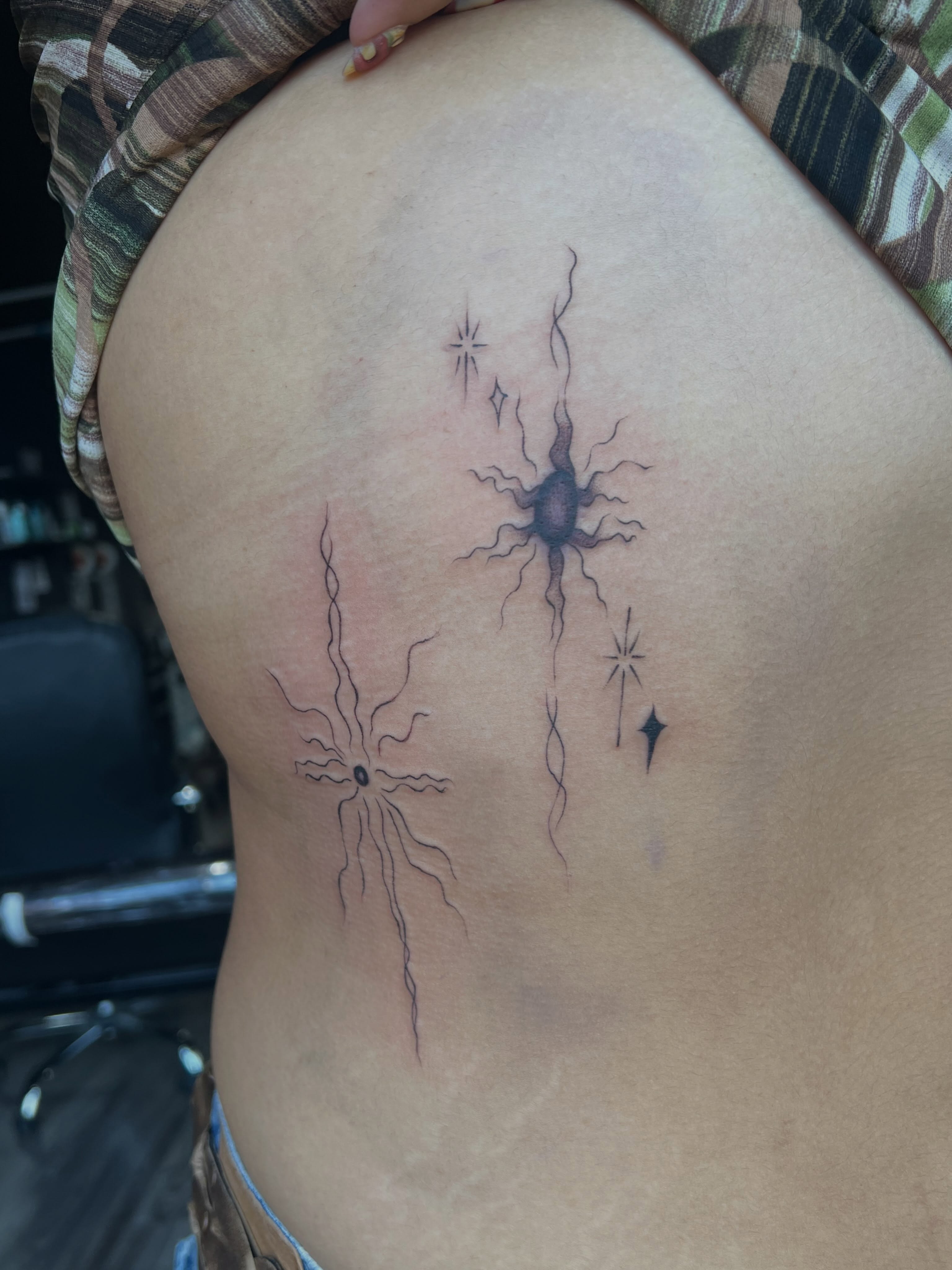 Neuron dotwork tattoo on the thigh by Haiiitattoo