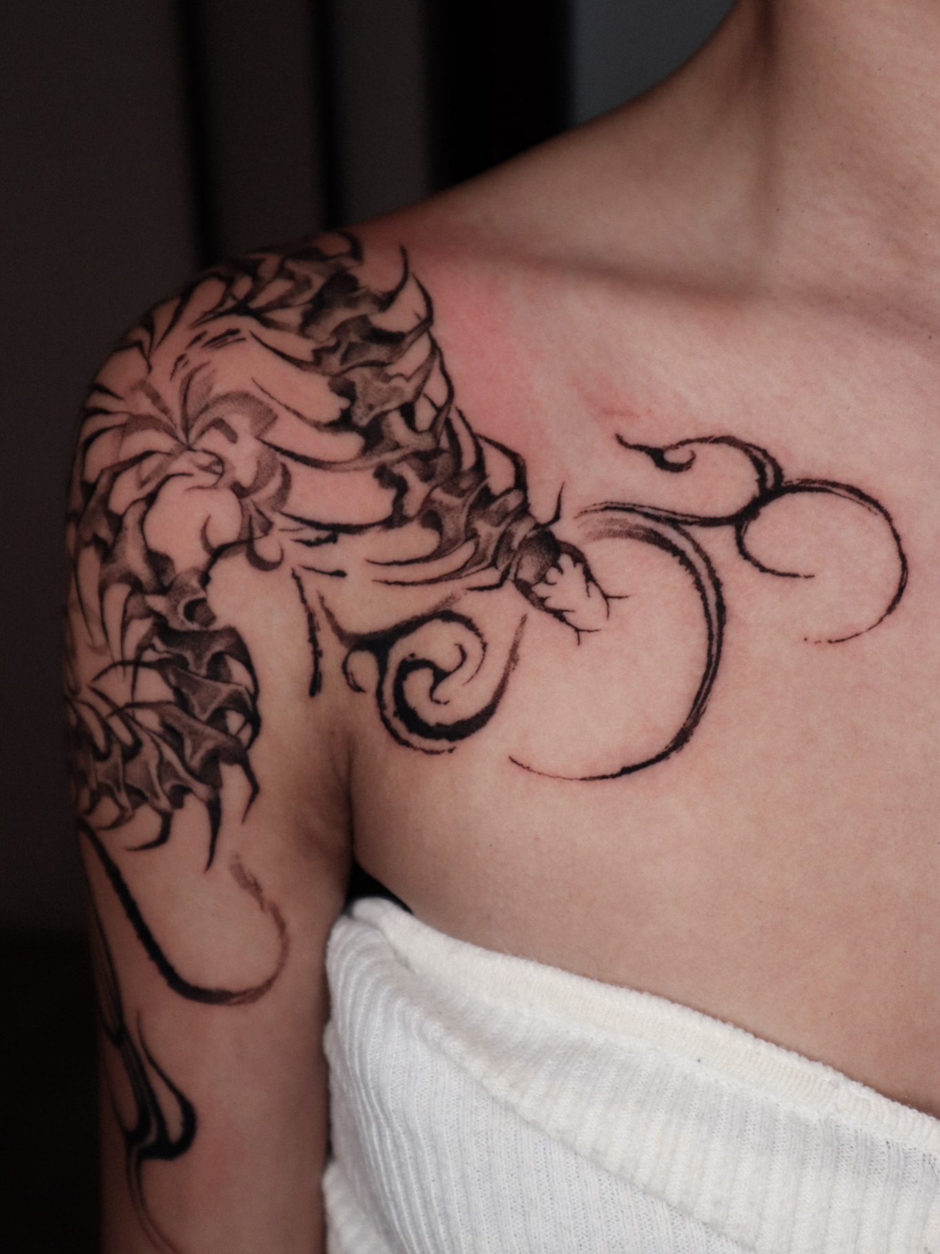 Octopus black and grey tattoo on the shoulder by 𝕮𝖔𝖓𝖓𝖔𝖗 ☾  ~ TATTOO ARTIST