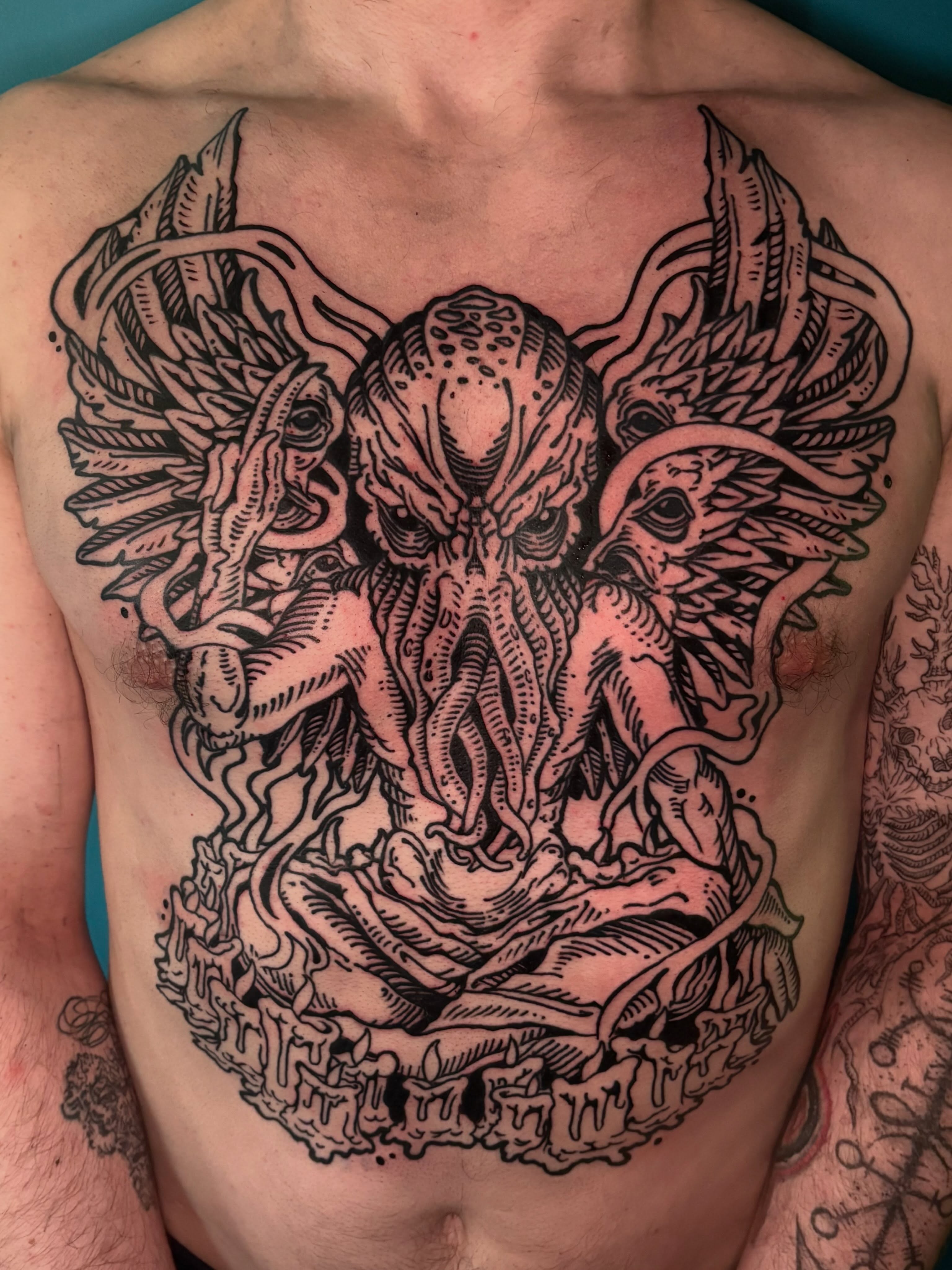 Cthulhu black and grey tattoo on the chest by 𝕵𝖊𝖗𝖊𝖒𝖞 𝕻𝖚𝖗𝖈𝖊𝖑𝖑