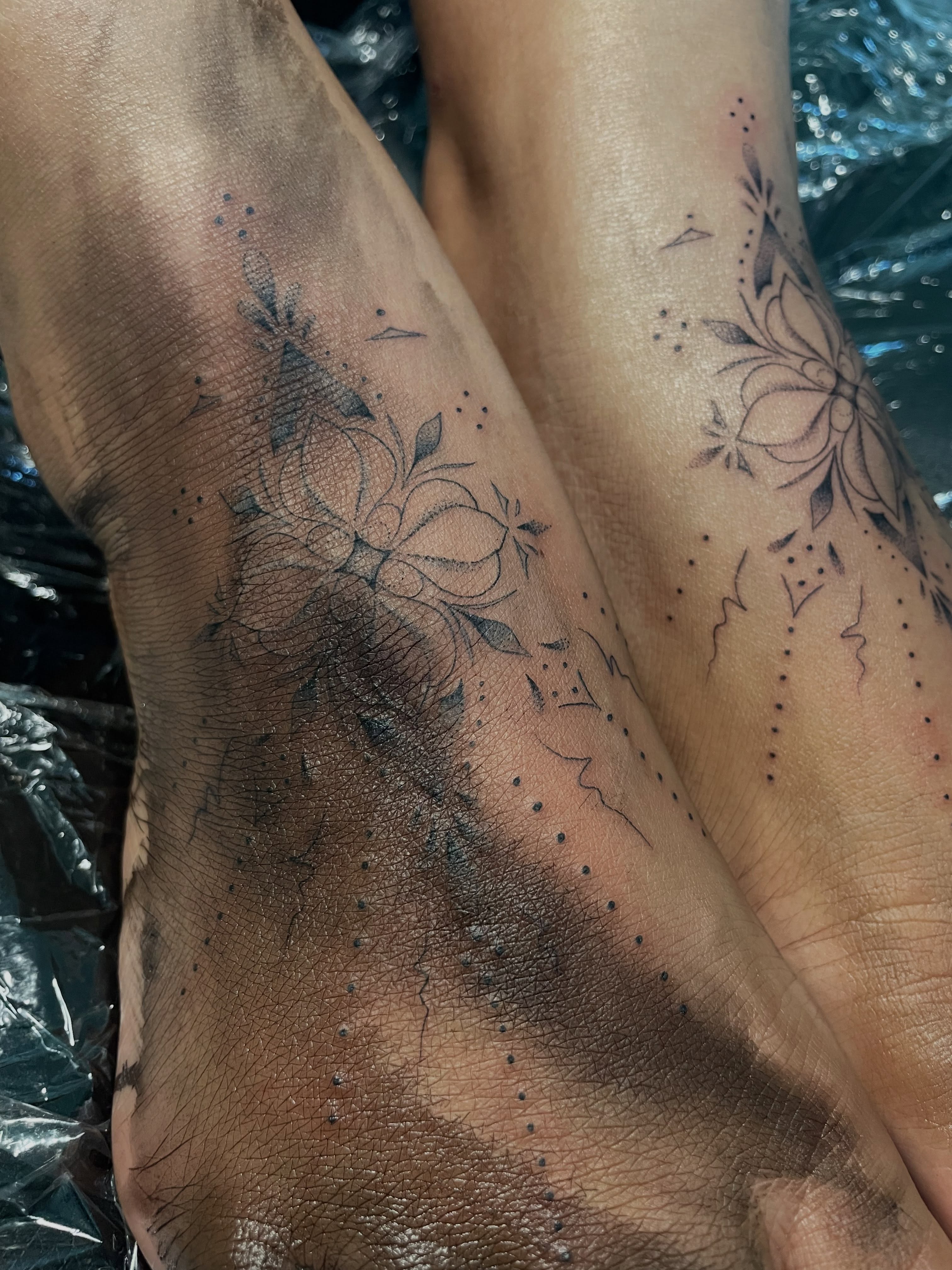 Floral design dotwork tattoo on the leg by Marjeline González🌈🌞