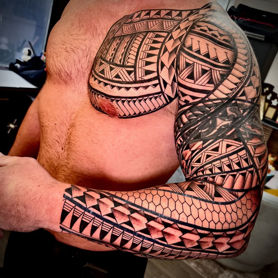 Polynesian tribal sleeve tribal tattoo on the upper arm by Ivy lee