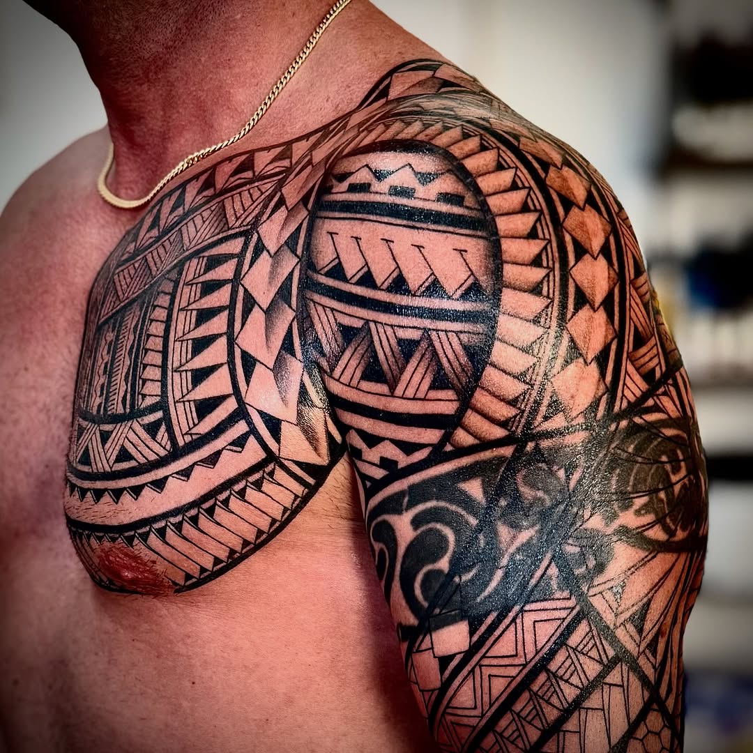 Tribal pattern tribal tattoo on the shoulder by Ivy lee