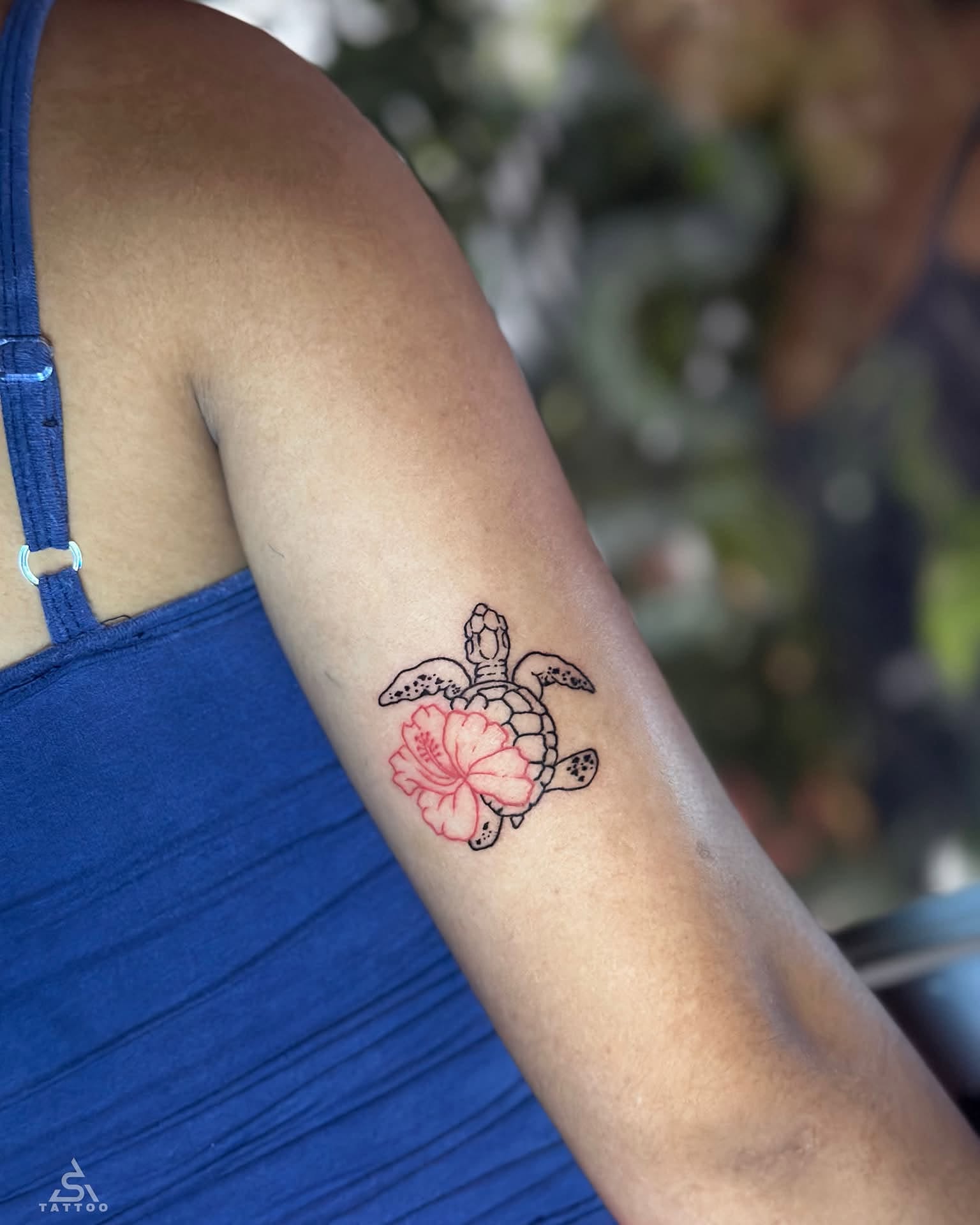Hawaiian turtle and hibiscus geometric tattoo on the forearm by Stephen Degracia