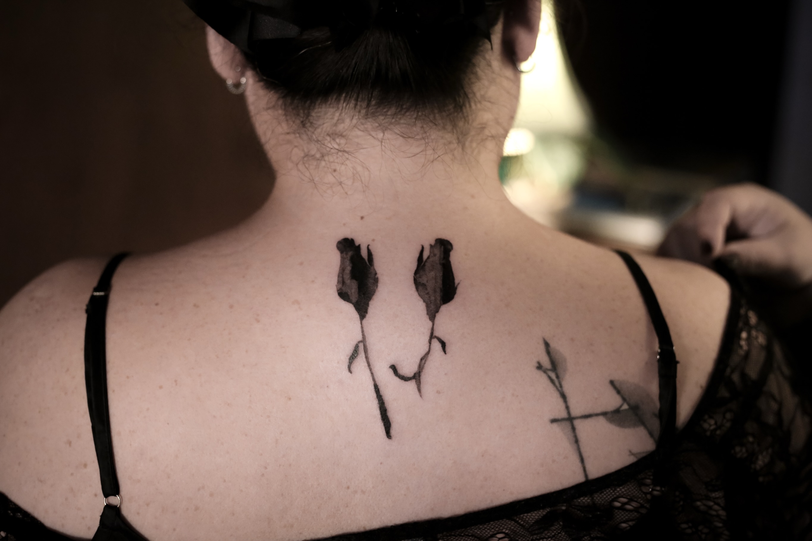 Dried roses black and grey tattoo on the back by Blight