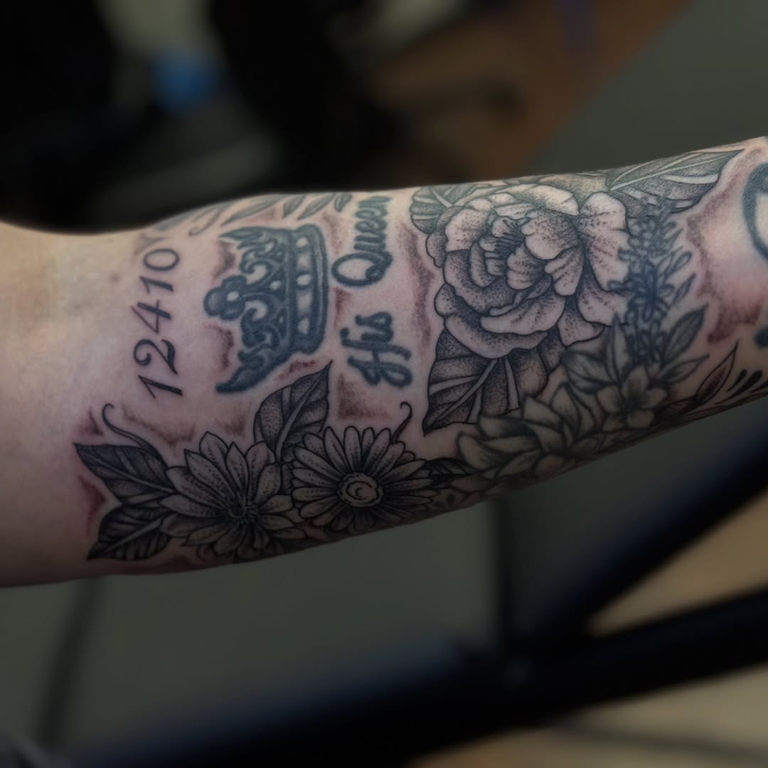 Floral crown black and grey tattoo on the forearm by 𝕽𝖆𝖈𝖍𝖊𝖑 𝕽𝖆𝖉𝖎𝖈𝖆𝖑 Queens Tattooer