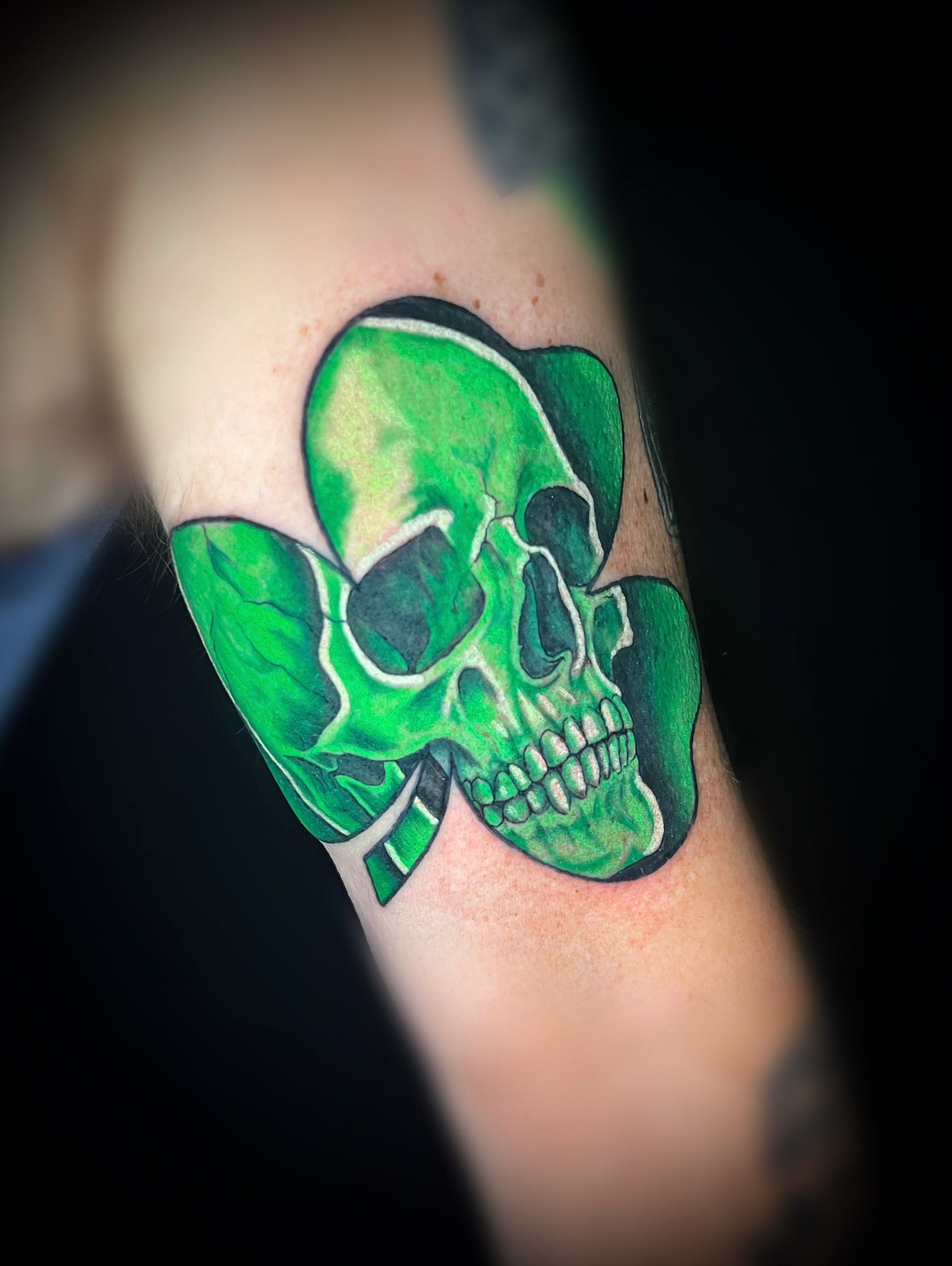 Skull and clover realism tattoo on the shoulder by Saint