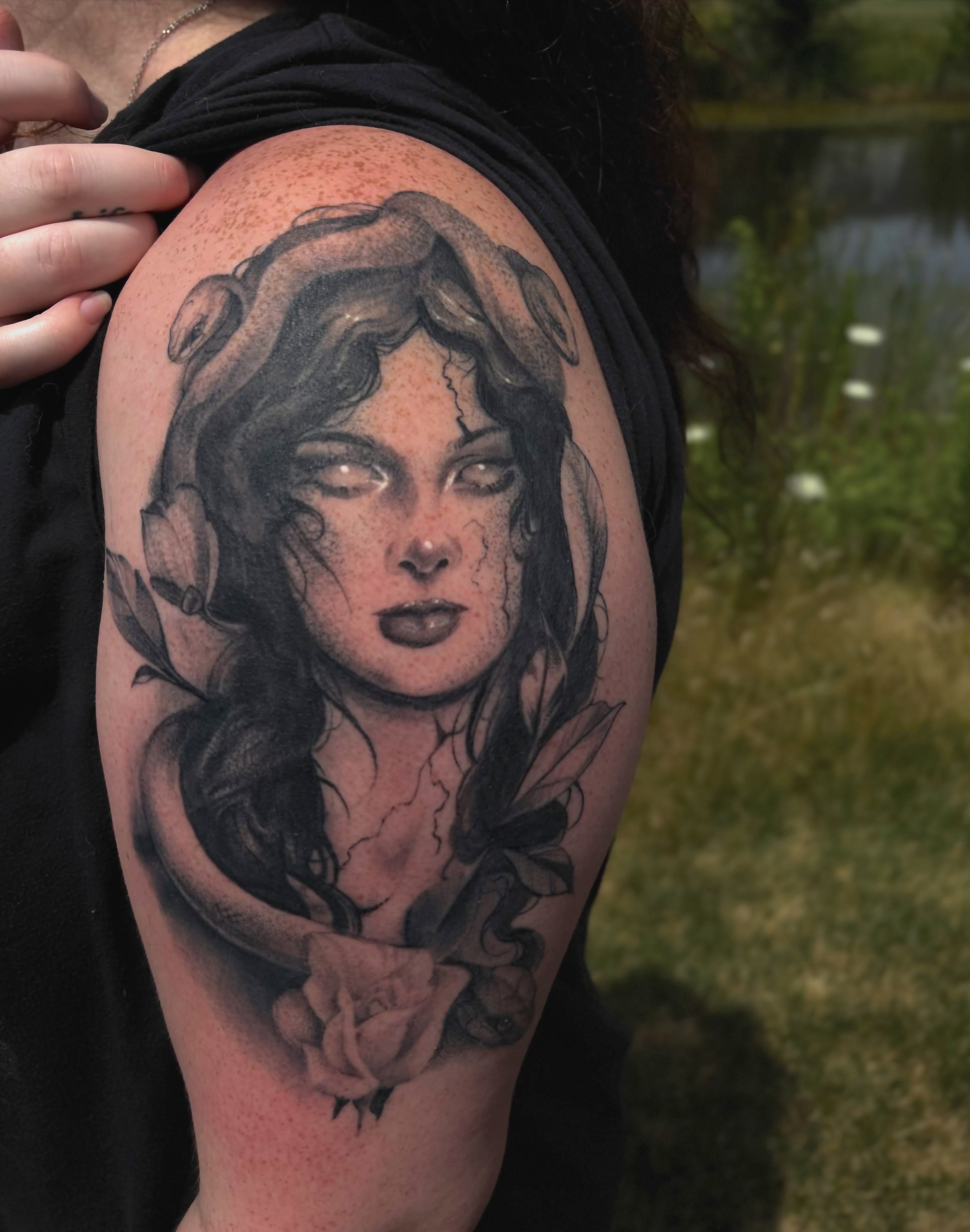 Woman with roses realism tattoo on the shoulder by Alle