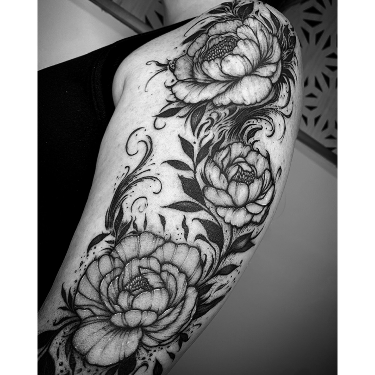 Peony flowers dotwork tattoo on the upper arm by ᴄʀᴇɪɢʜᴛᴏɴ ᴇᴍʀɪᴄᴋ ᴛᴀᴛᴛᴏᴏꜱ ᴀɴᴅ ᴀʀᴛ