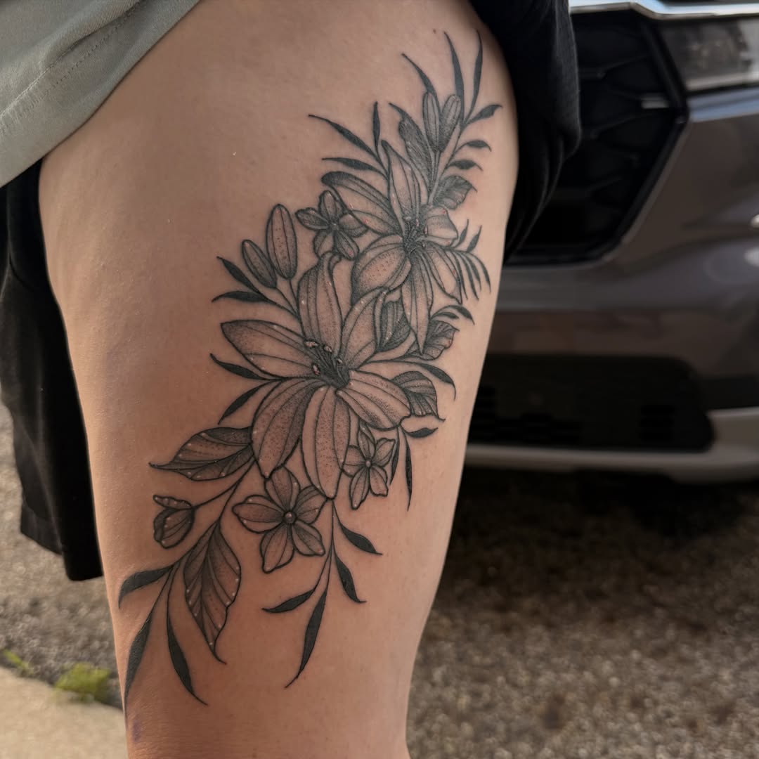 Lilies and leaves realism tattoo on the thigh by Erica Rose π€