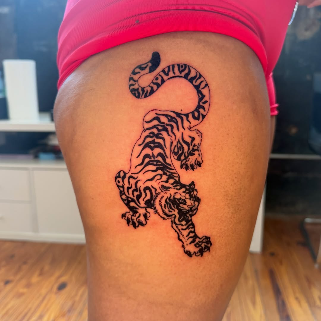 Tiger black and grey tattoo on the thigh by Jose Javier
