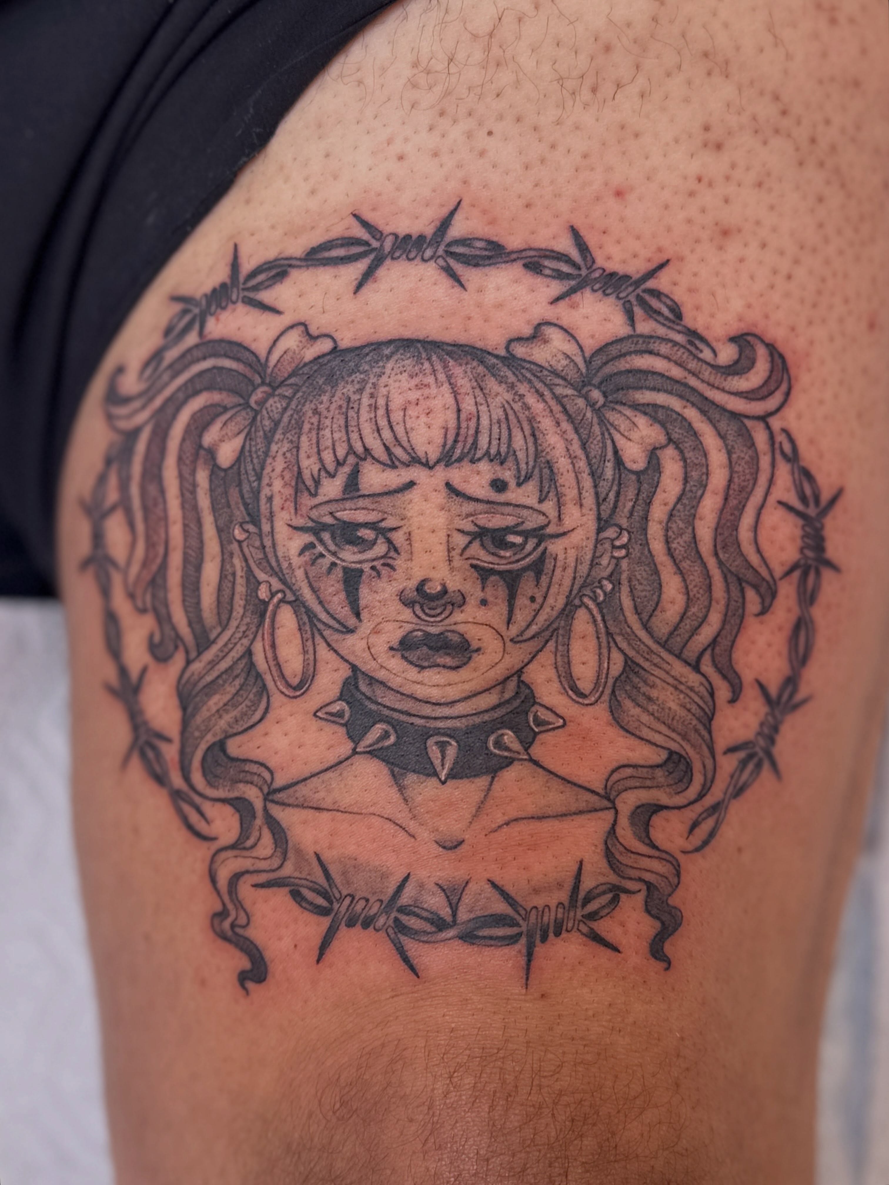 Girl with barbed wire crown black and grey tattoo on the shoulder by Dani Di Pietrantonio