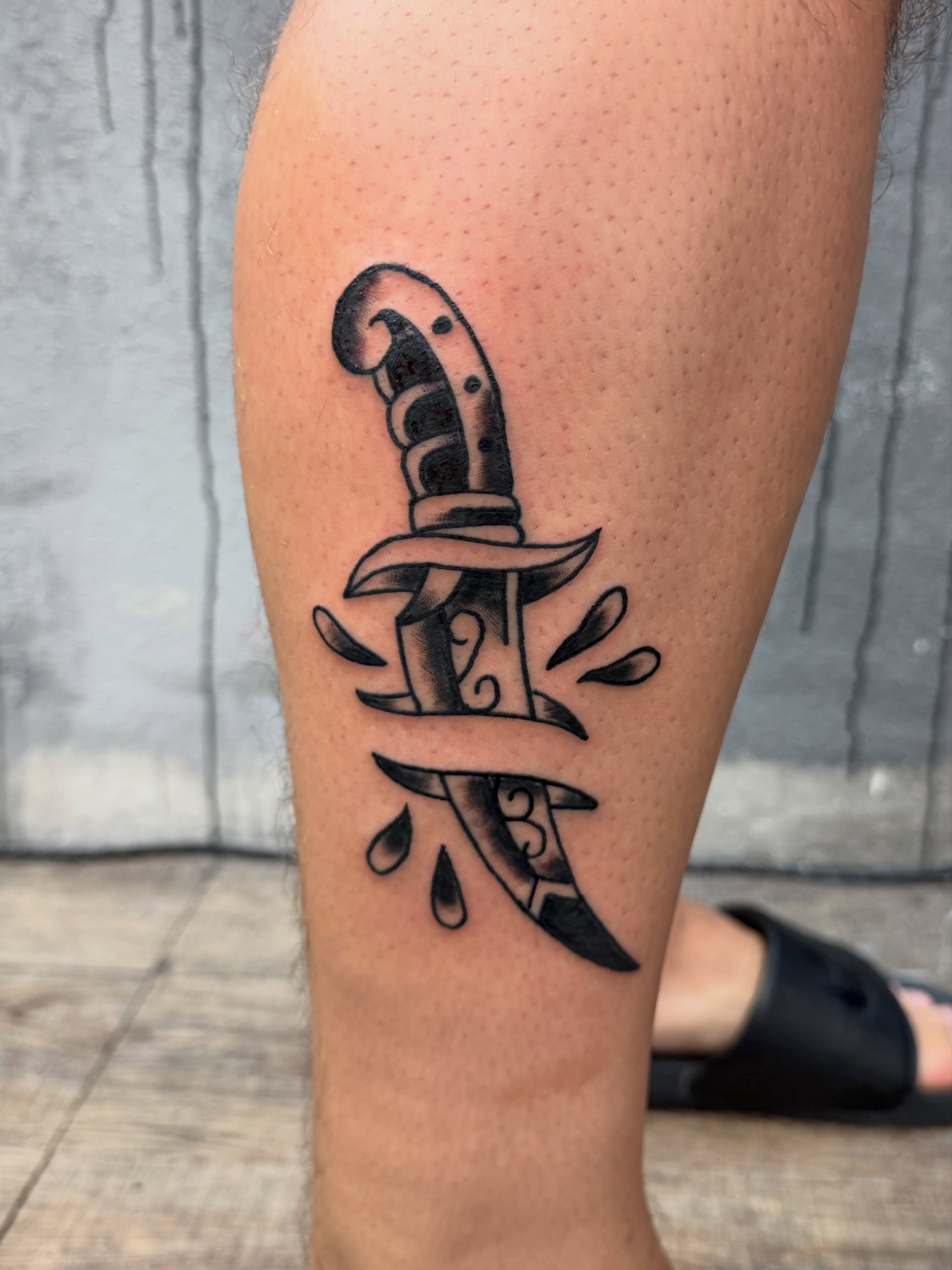 Knife black and grey tattoo on the forearm by Camilo