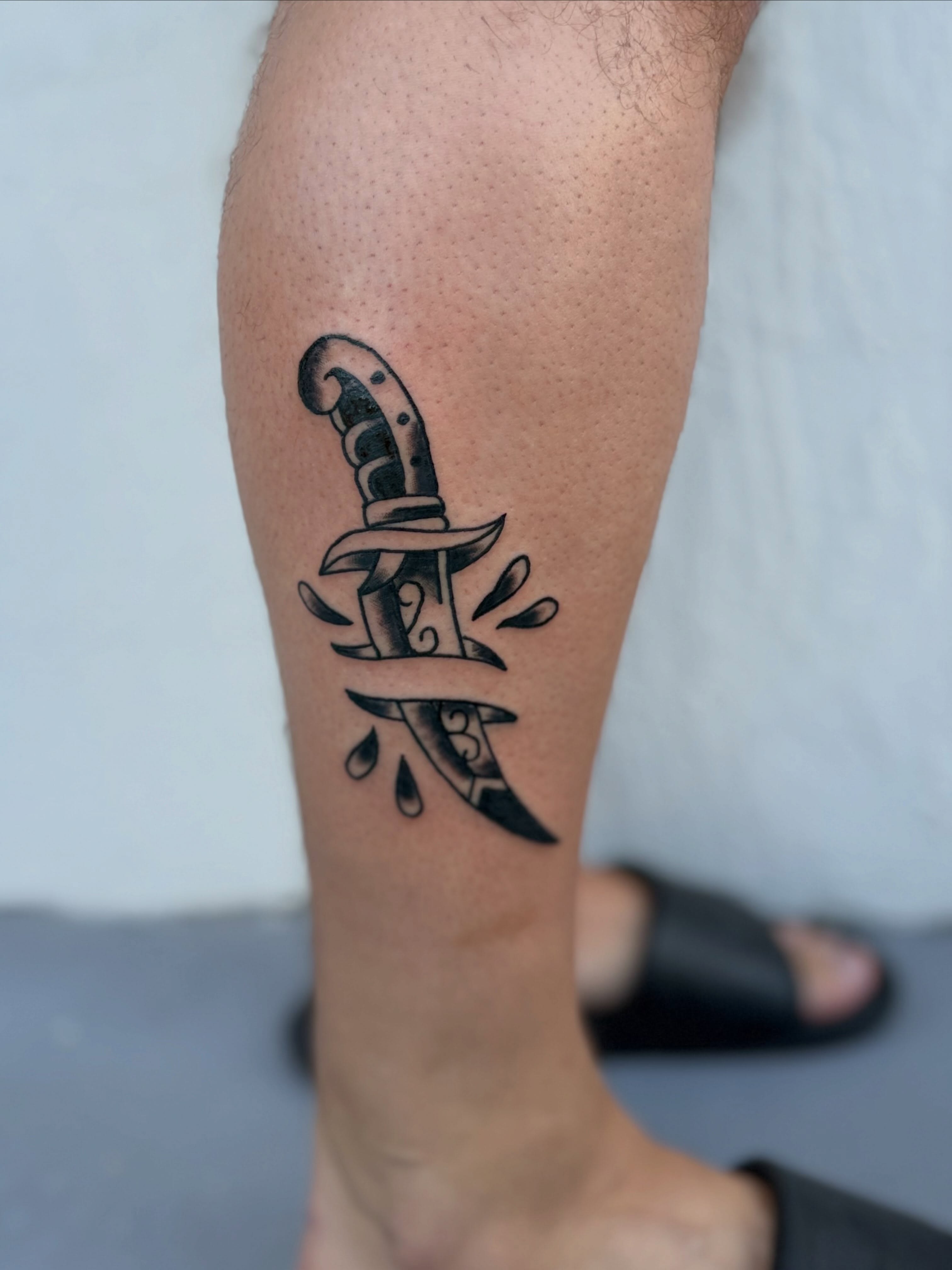 Knife American traditional tattoo on the calf by Camilo