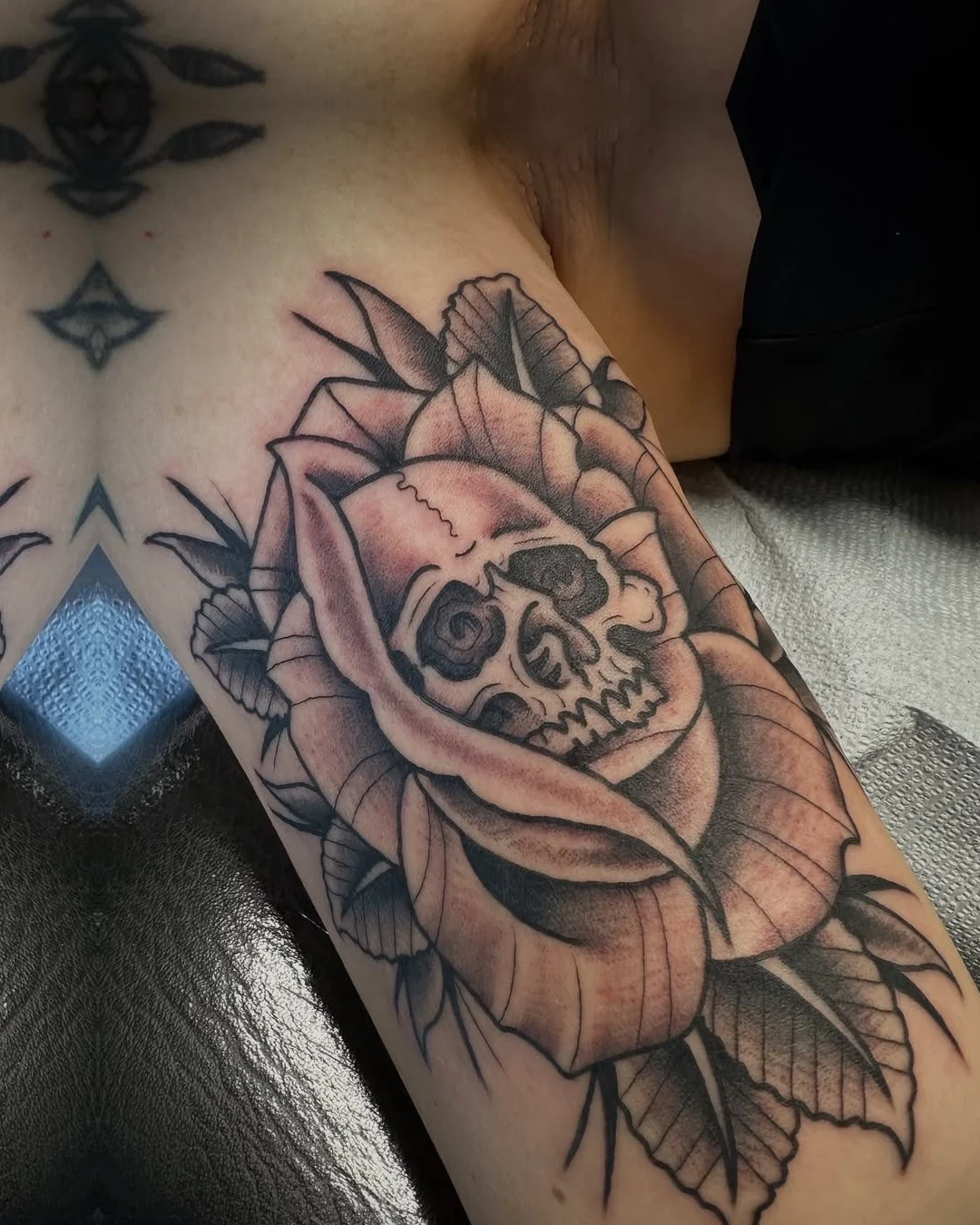 Skull and rose American traditional tattoo on the chest by @jose.phinelynch