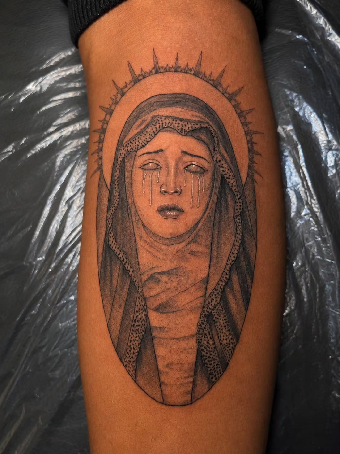 Weeping woman dotwork tattoo on the forearm by 𝕷𝖚𝖈𝖎𝖉