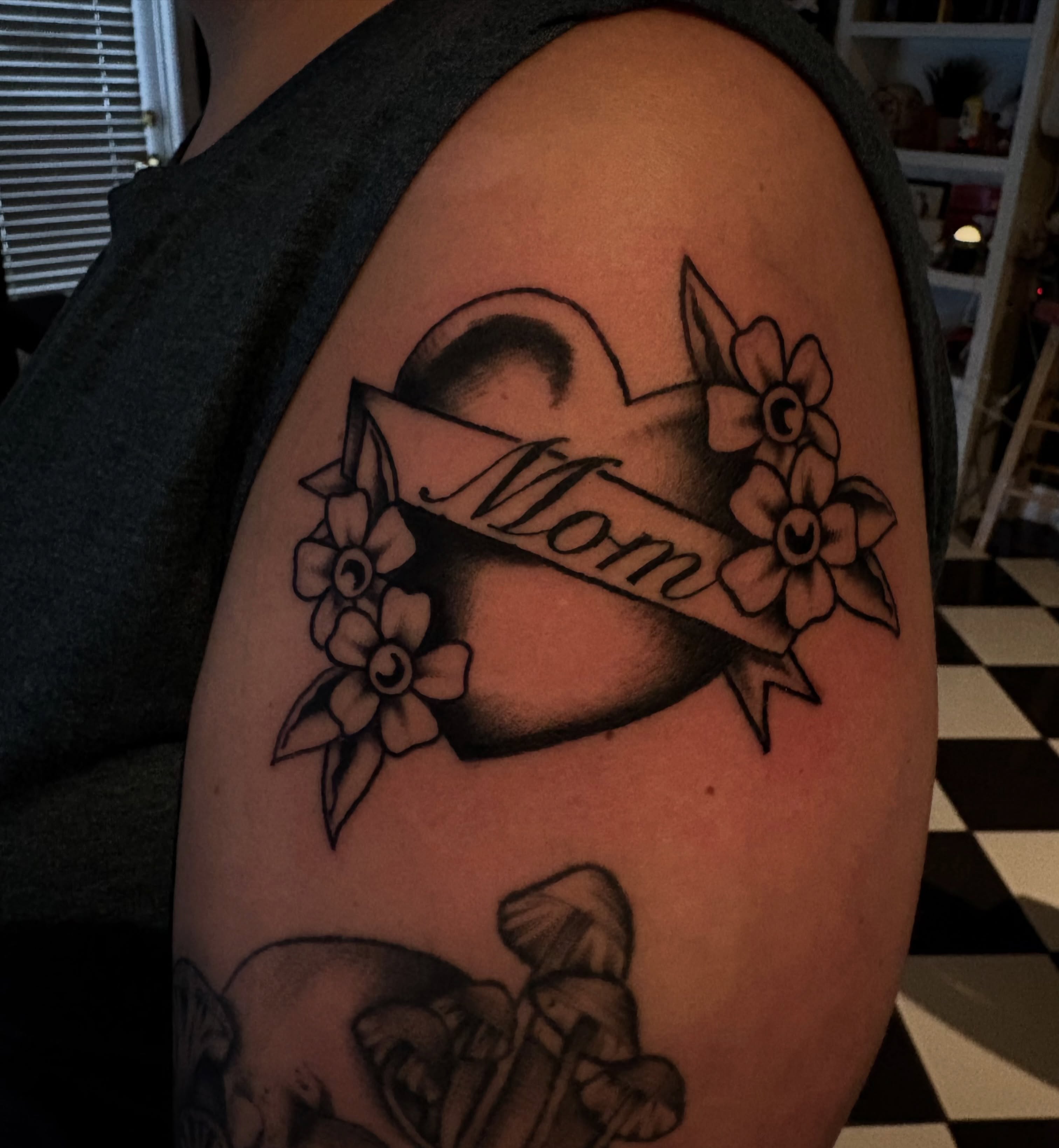 Heart with 'Mom' banner black and grey tattoo on the shoulder by 𓂃˚‧ 𓆸𝔏𝔦𝔫𝔷 ℭ𝔥𝔞𝔡𝔴𝔦𝔠𝔨 ੈ𑁍