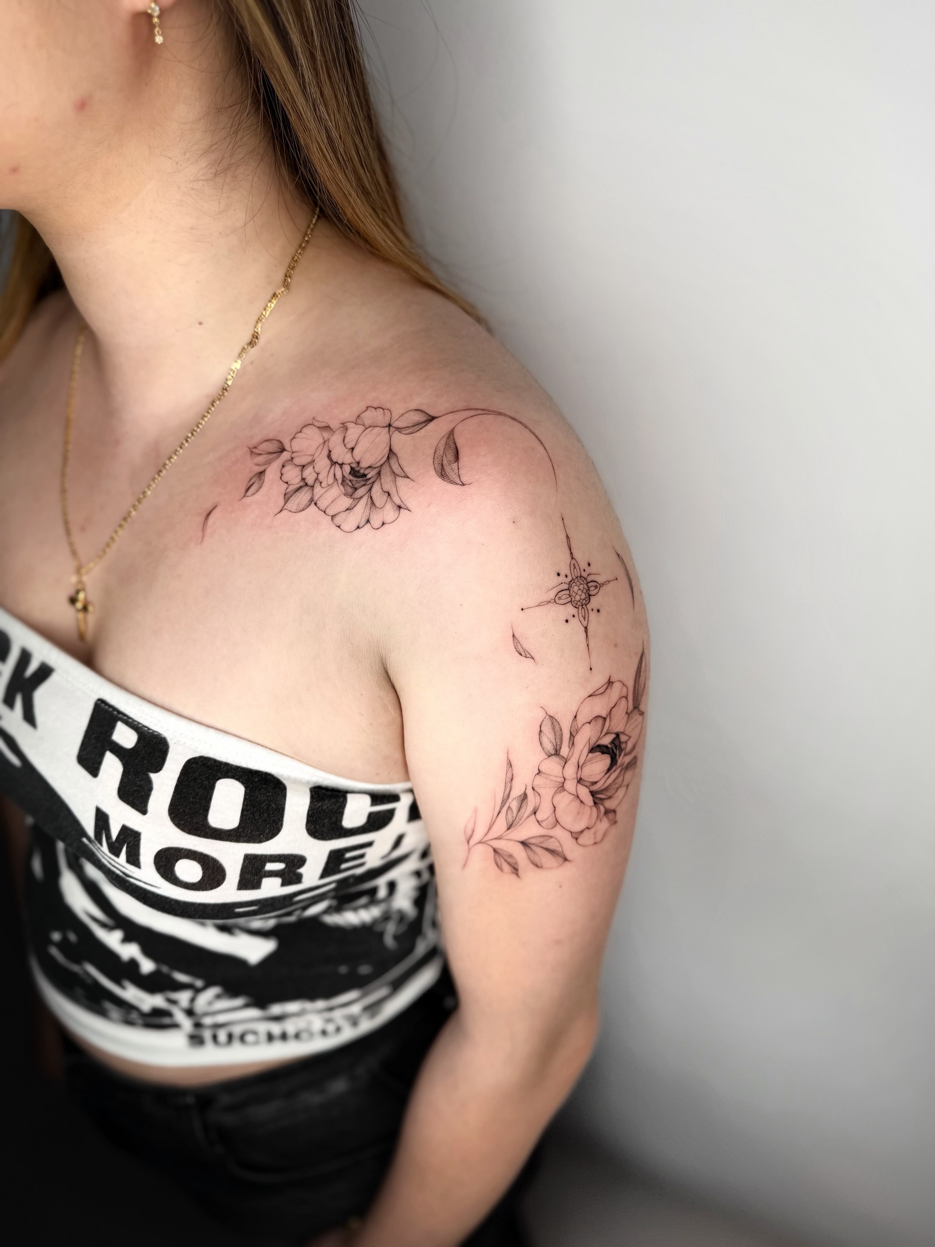 Floral design black and grey tattoo on the shoulder by ꜰɪɴᴇ ʟɪɴᴇ ᴛᴀᴛᴛᴏᴏꜱ