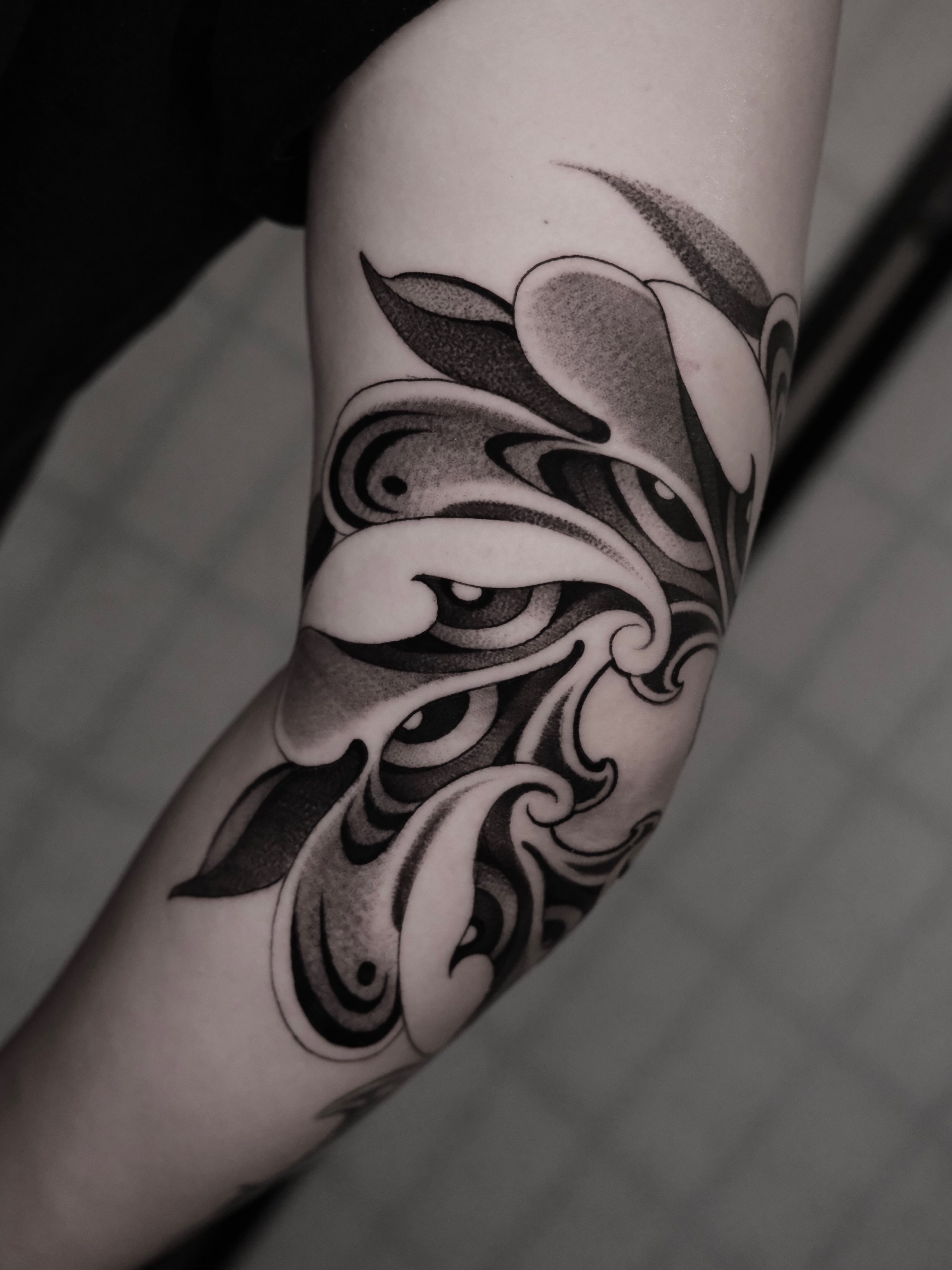 Abstract swirls black and grey tattoo on the forearm by ๐ฃ๐๐๐ ๐๐ ๐ฆ๐๐๐ฉ๐